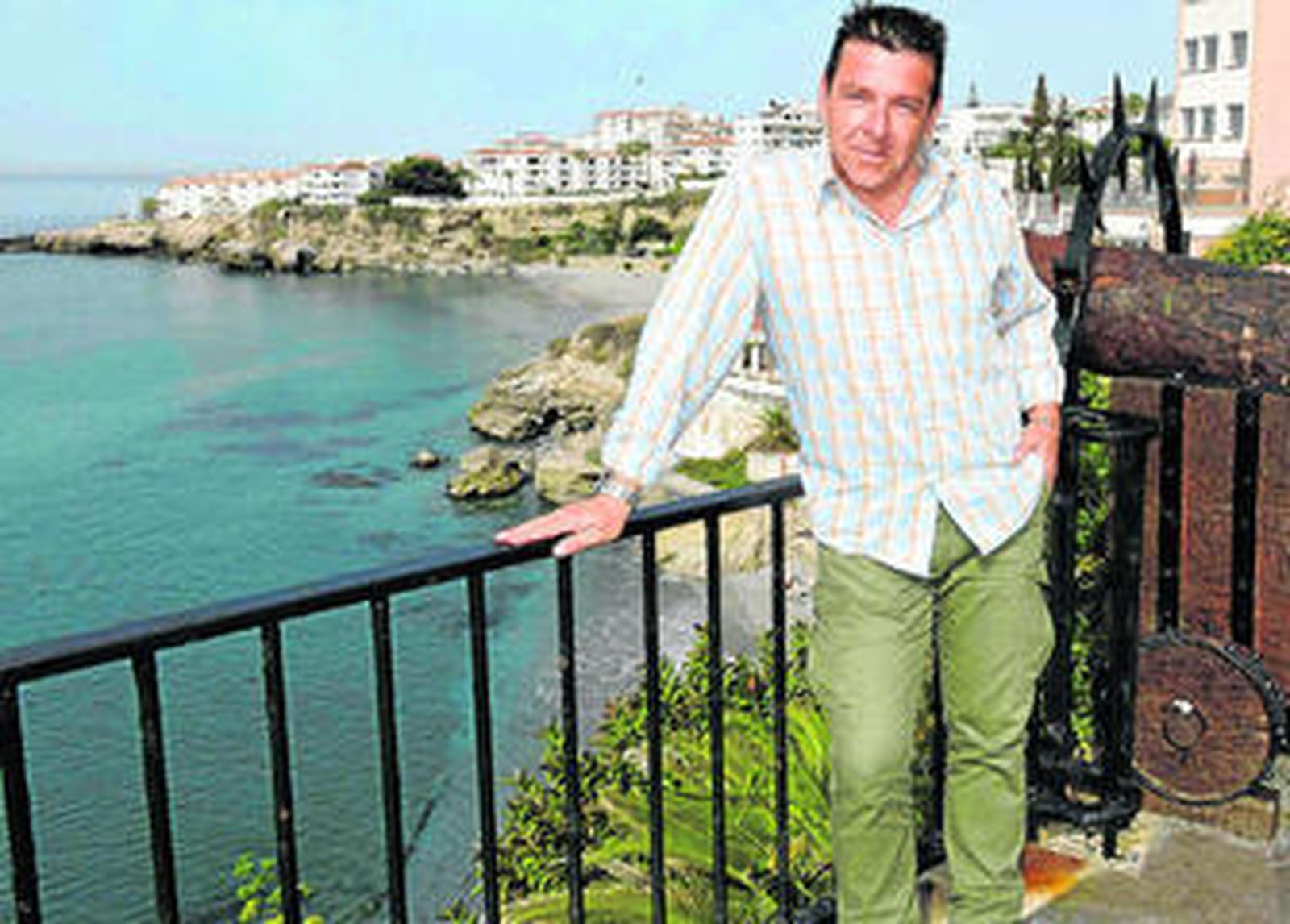 Miguel Joven en el Balcón de Europa de la localidad malagueña de Nerja.