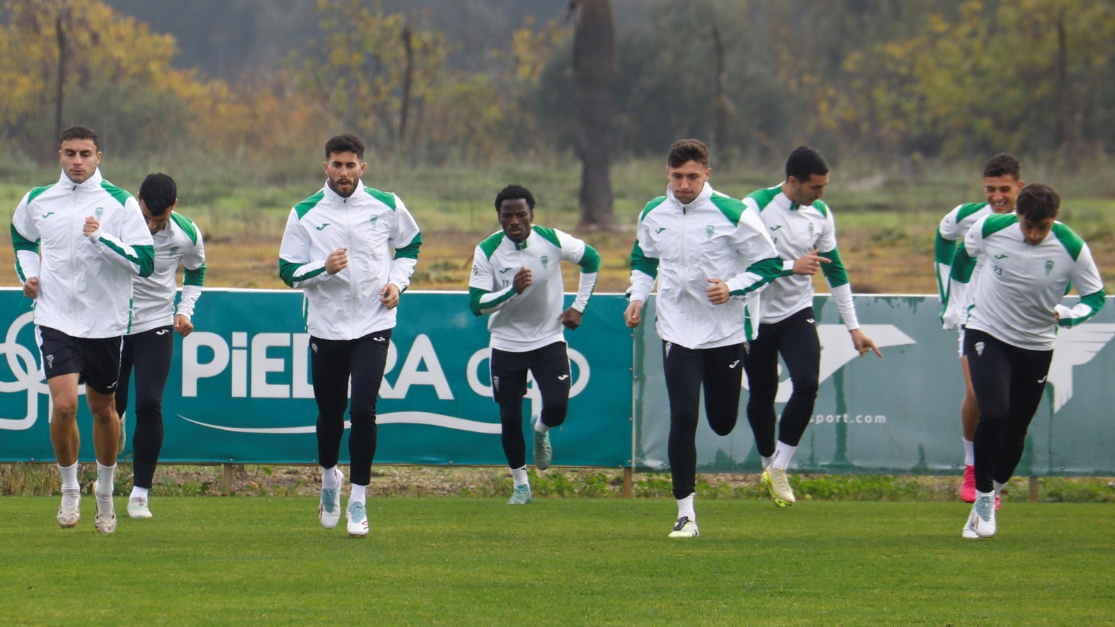 Los jugadores del Córdoba CF calientan antes de un entrenamiento en la Ciudad Deportiva.