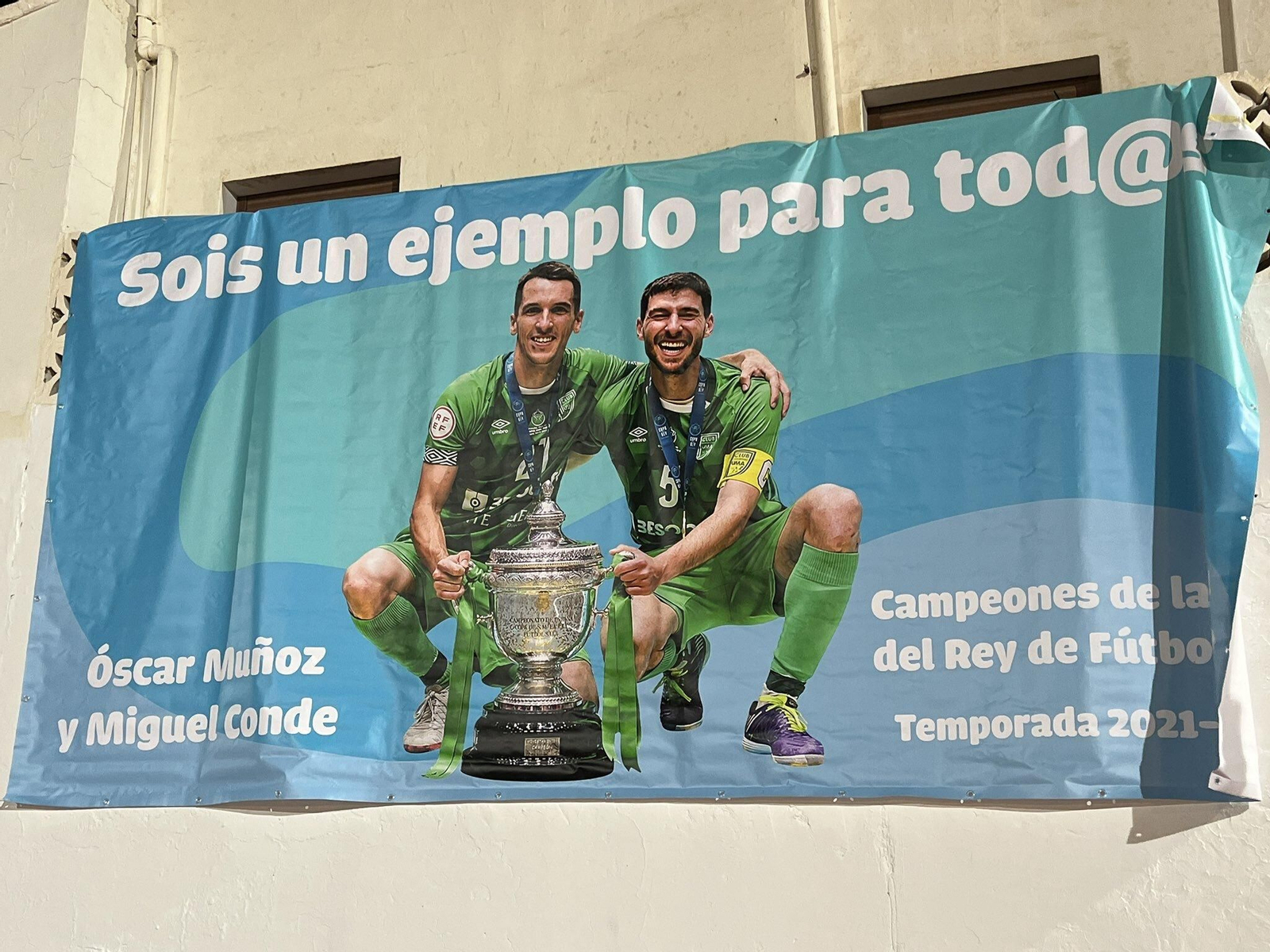 Loca colocada en honor de Miguel Conde y Óscar Muñoz.