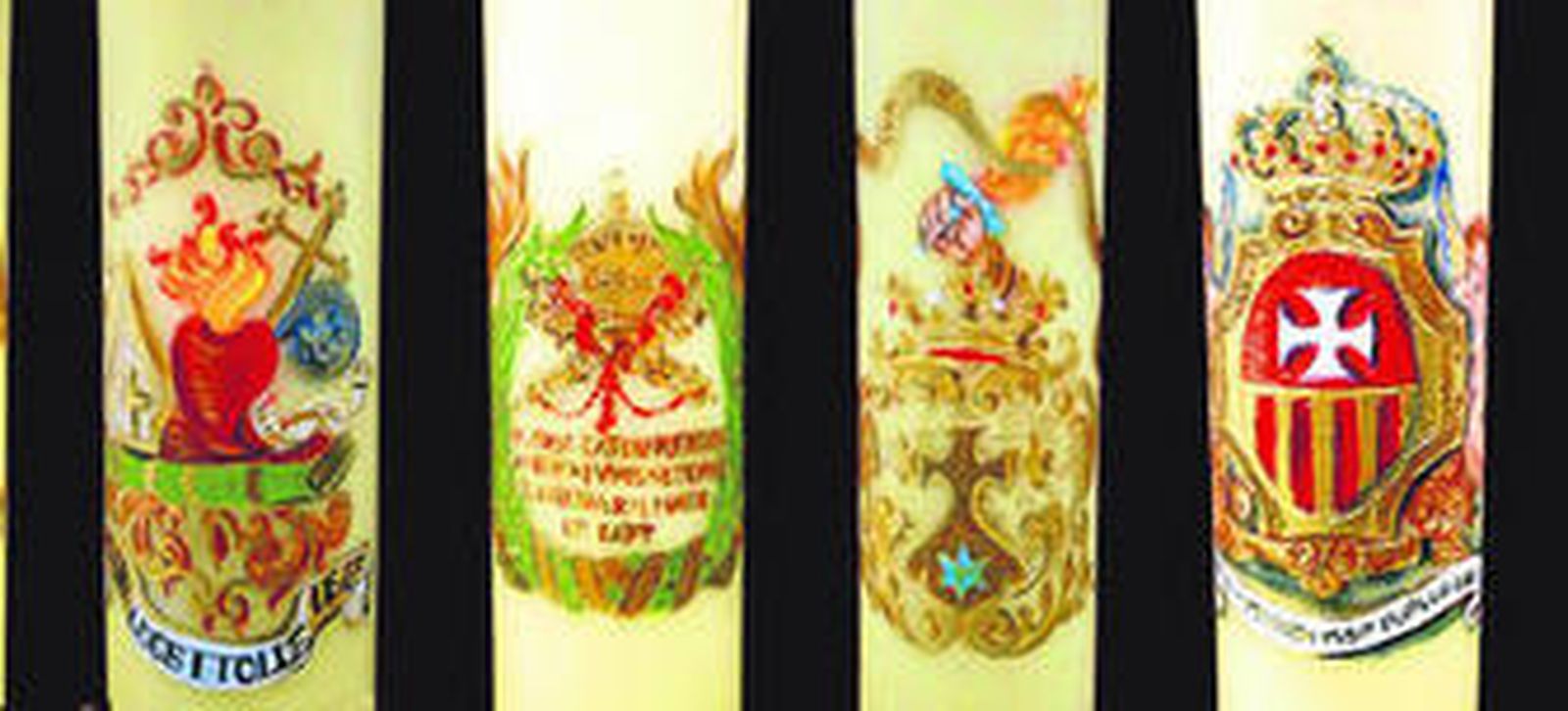 Algunos de los cirios votivos que se verán en la candelería del paso de palio.