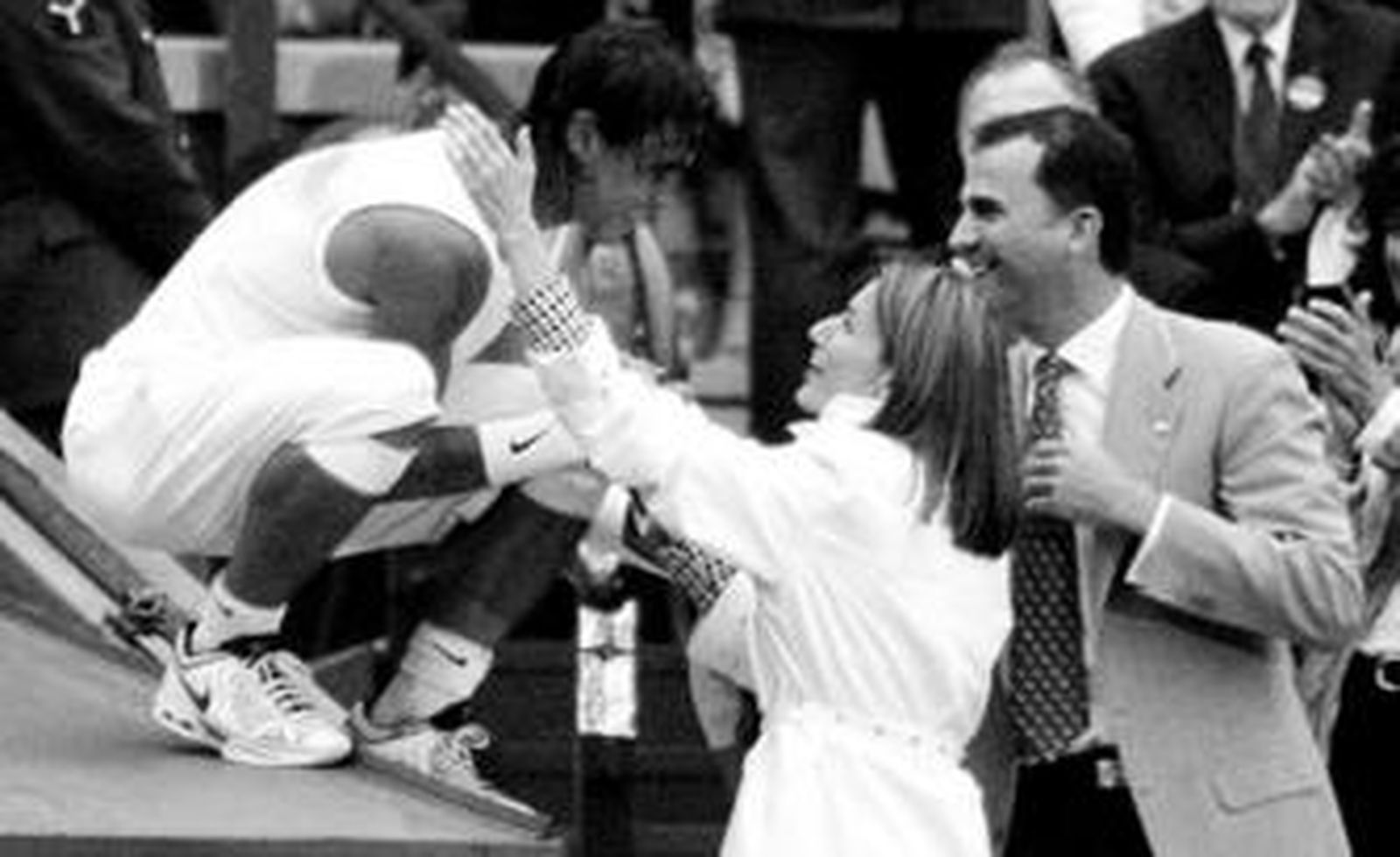 Rafael Nadal se subió por los tejadillos para llegar al palco y saludar a los Príncipes de Asturias.