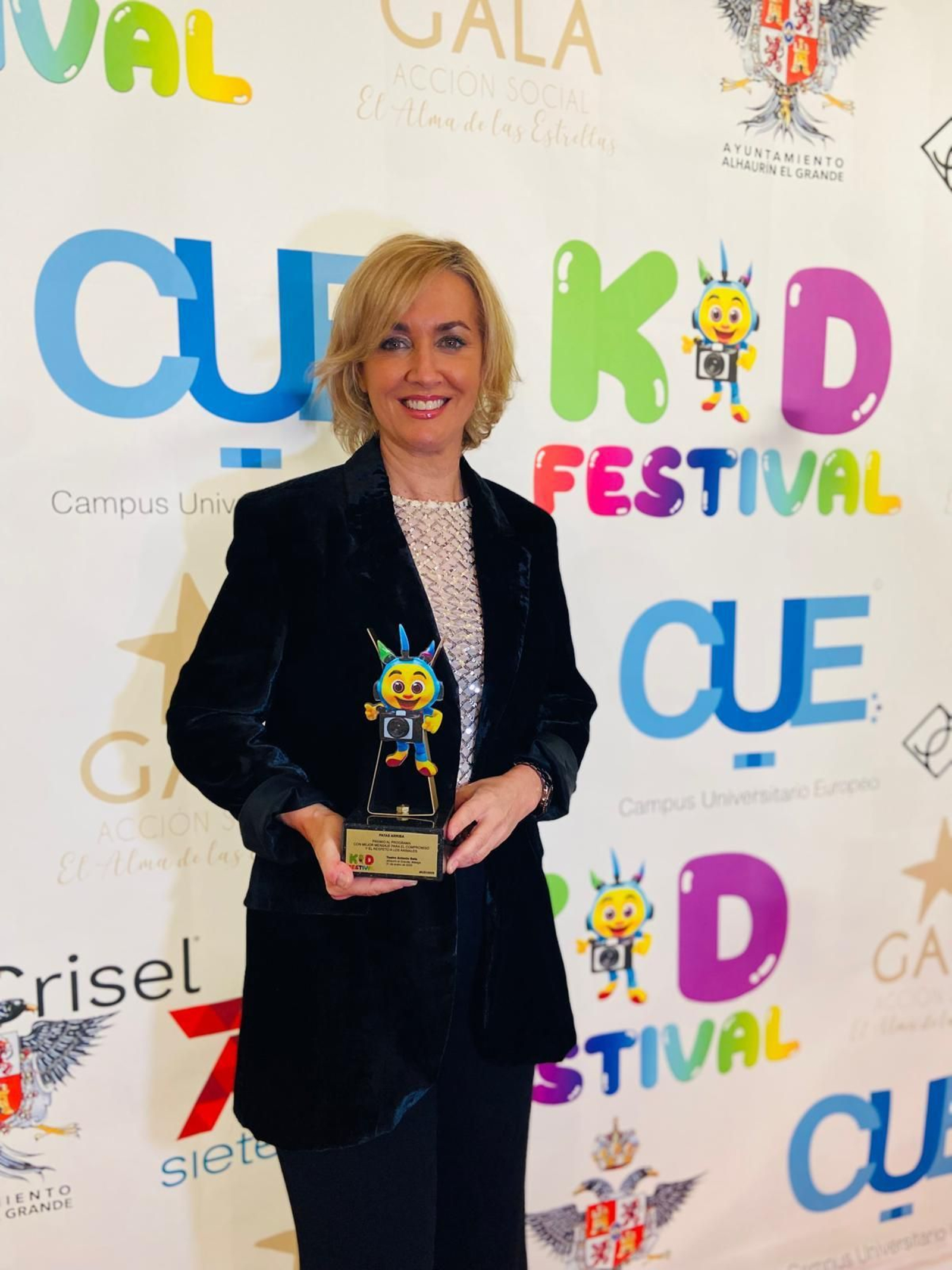 Mar Vega con el premio que ha recibido 'Patas Arriba' en Kid Festival.