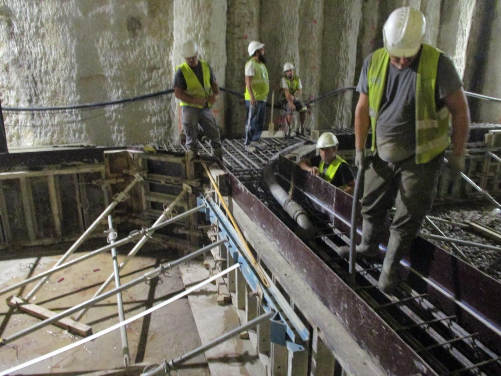 Un grupo de trabajadores en el interior del túnel