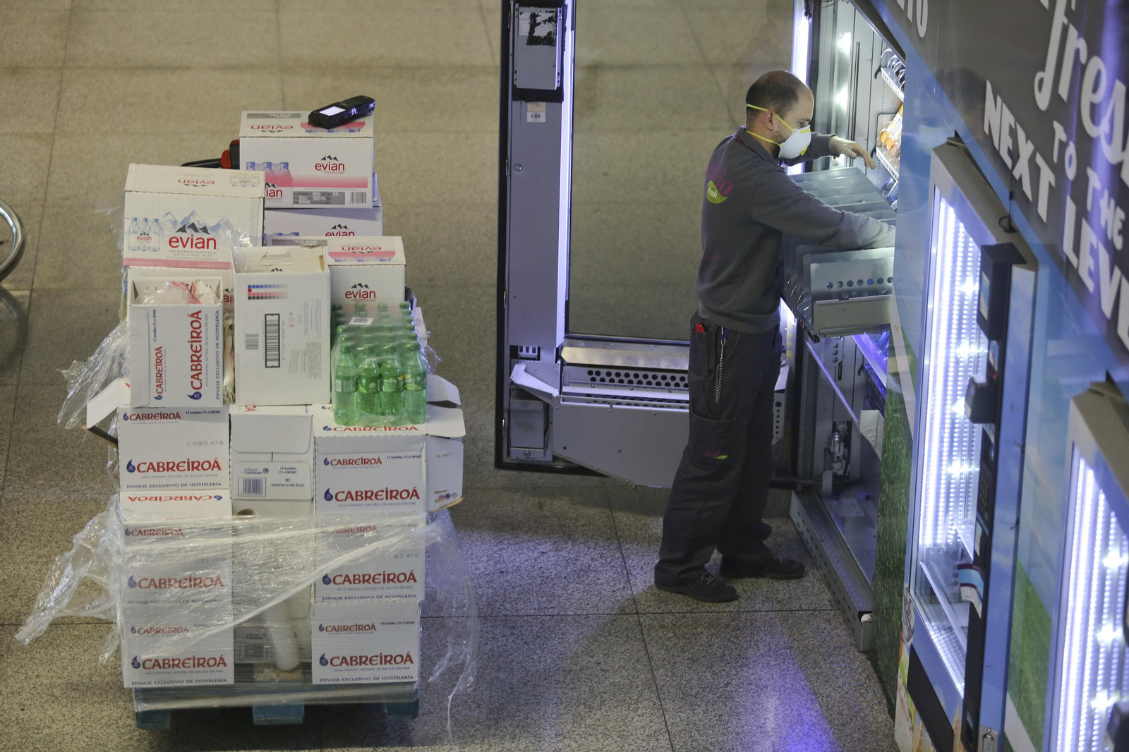 La cuarentena del coronavirus no frena el tráfico de pasajeros en el aeropuerto de Málaga, en fotos