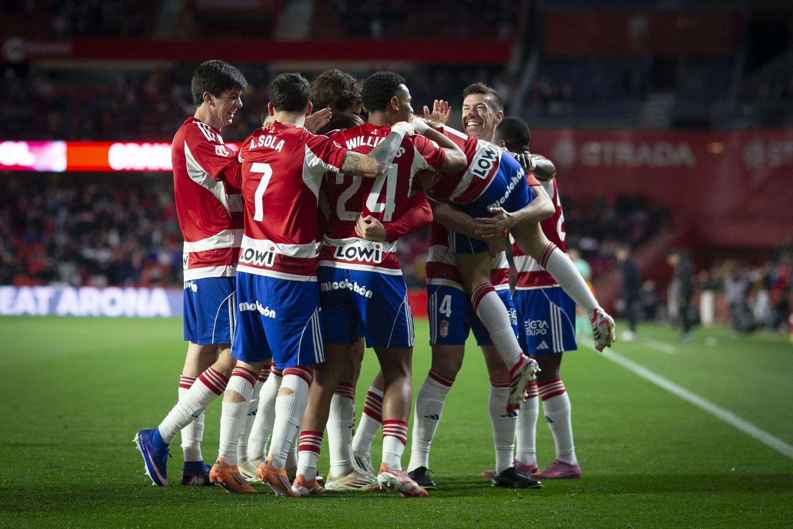 Los futbolistas rojiblancos celebran el primer tanto.