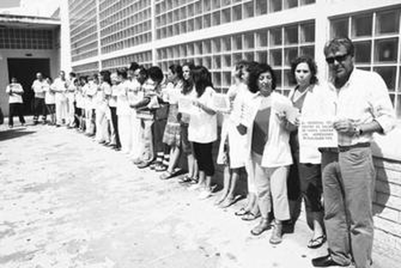 Personal del centro, concentrado contra las últimas agresiones ayer.