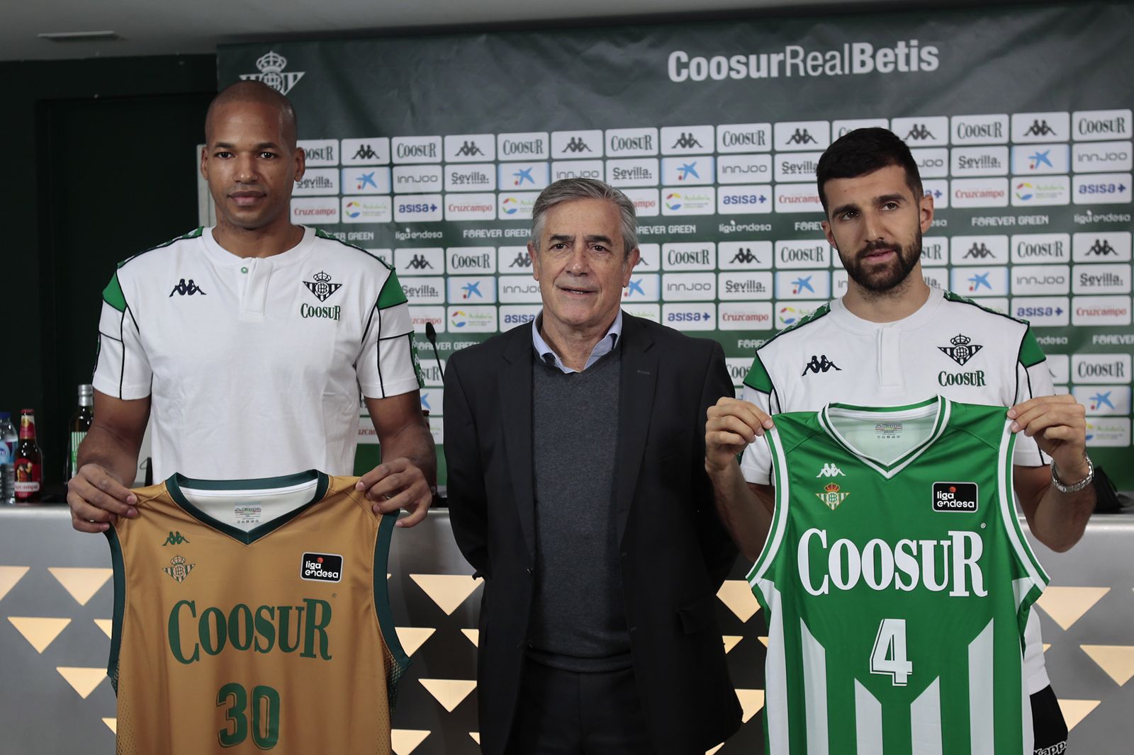 Berdi Pérez, junto a Báez y Cvetkovic.