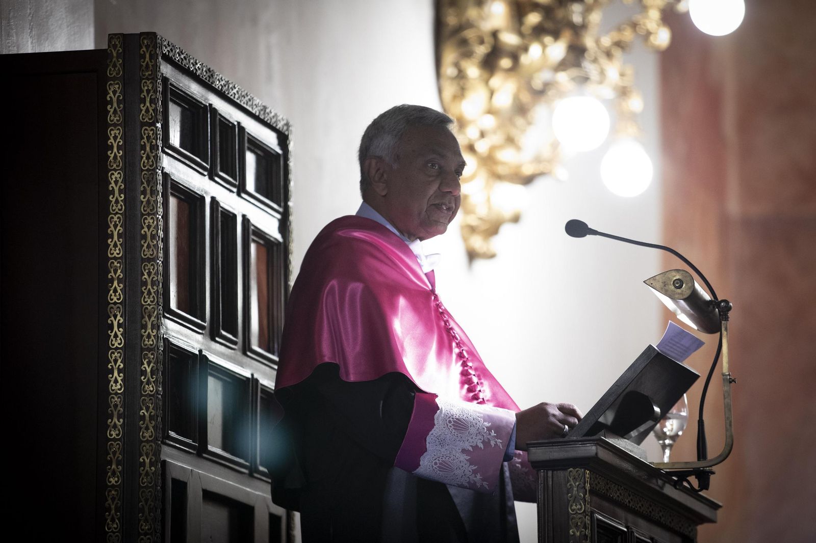Así se ha convertido Saman Warnakulasuriya en Doctor Honoris Causa por la Universidad de Granada