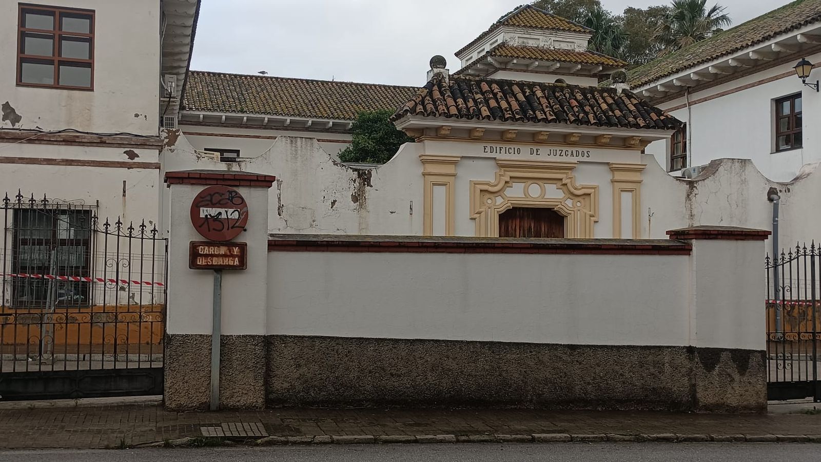 El palacio de Marzales, cerrado.