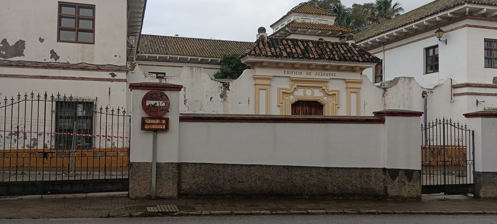 El palacio de Marzales, cerrado.