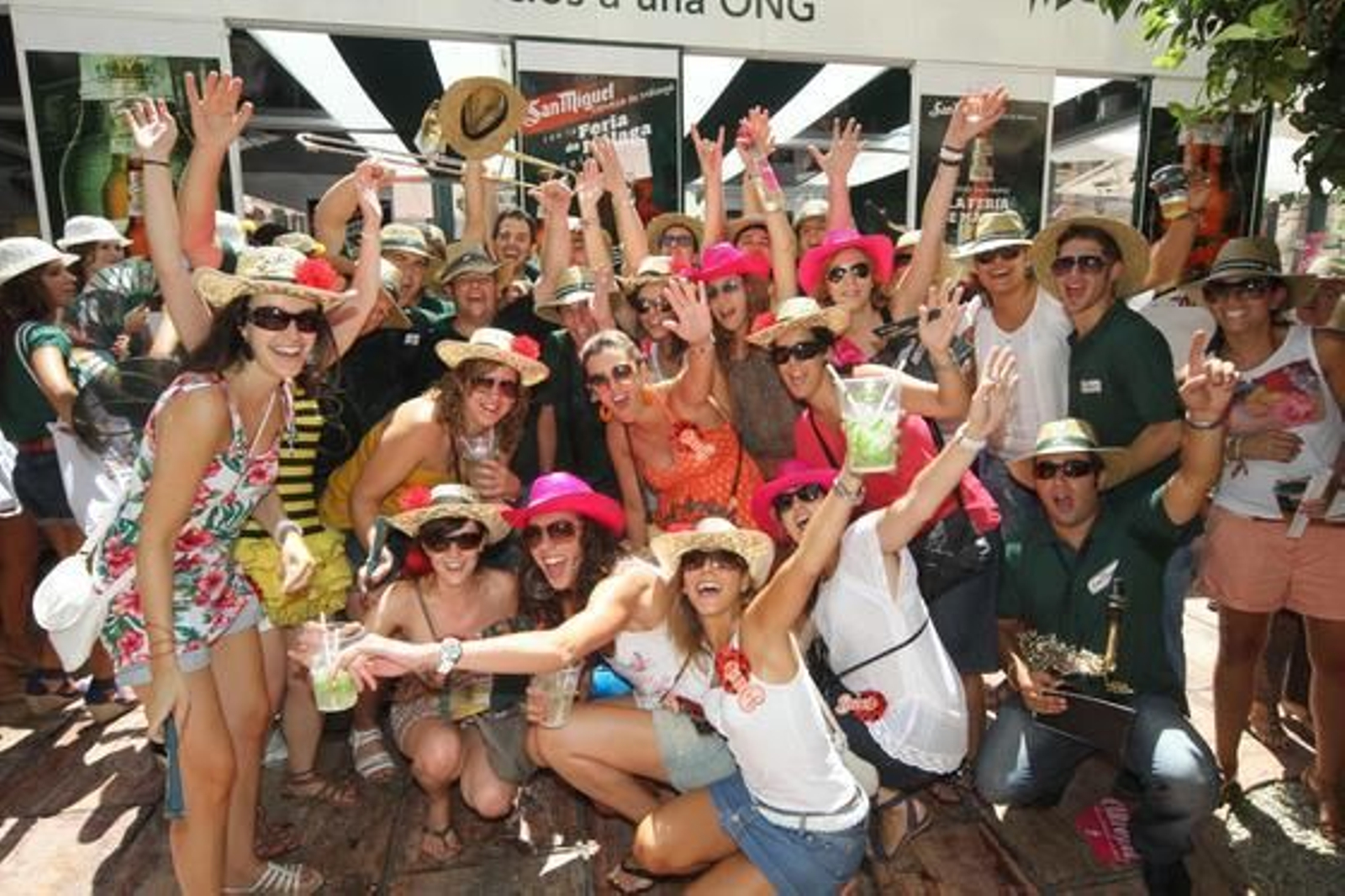 El grupo de música Calipso junto a Virginia Hernández, que celebra junto a sus amigas su despedida de soltera

Foto: Punto Press