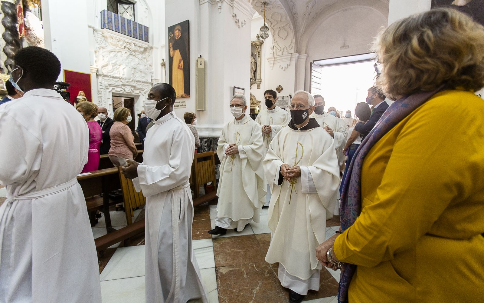 Imágenes de la celebración del día de la Virgen del Rosario en la iglesia de Santo Domingo