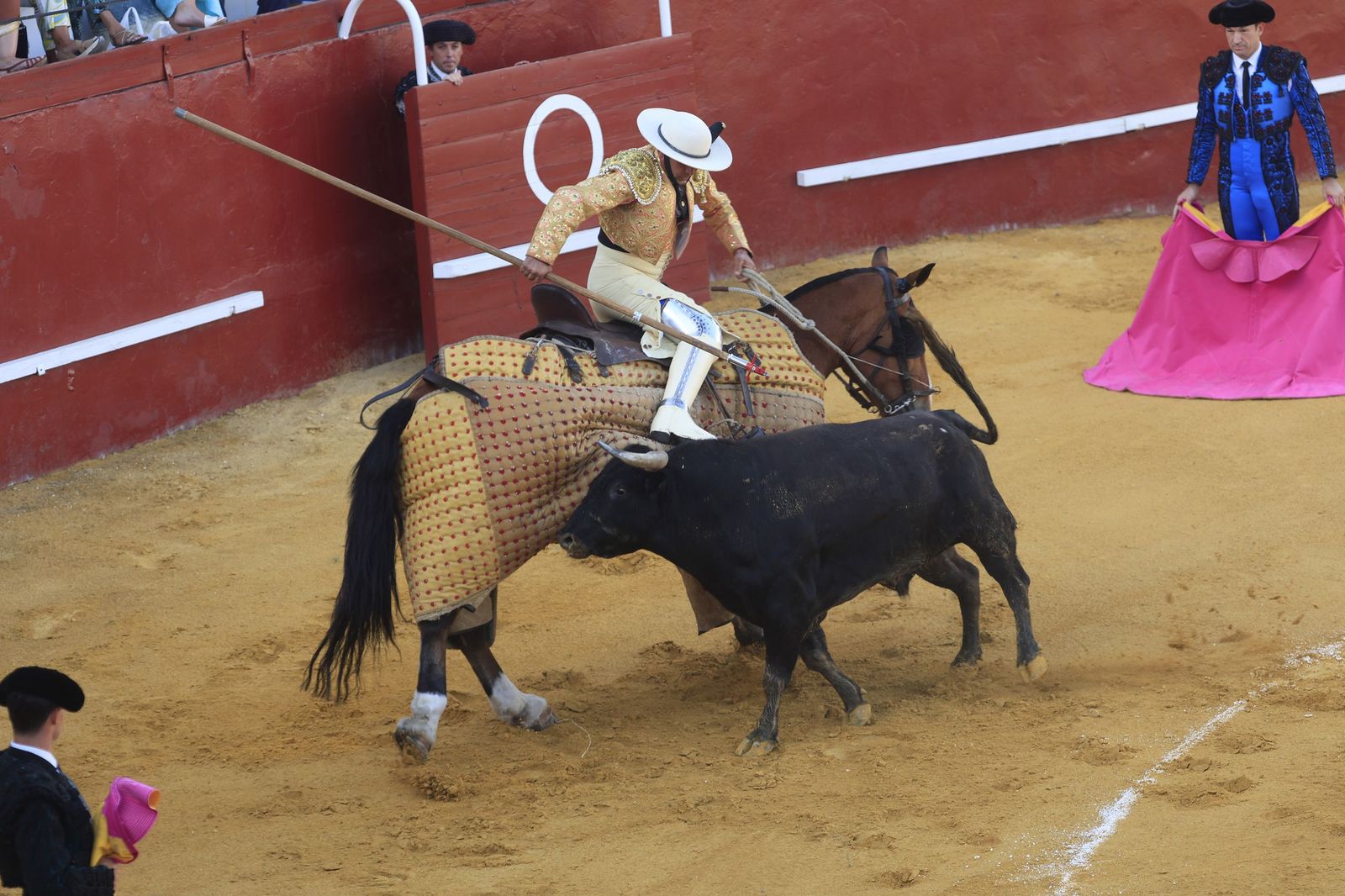 Fotos de la corrida de toros de la Feria de San Roque con David Galván, Román y Joaquín Galdós