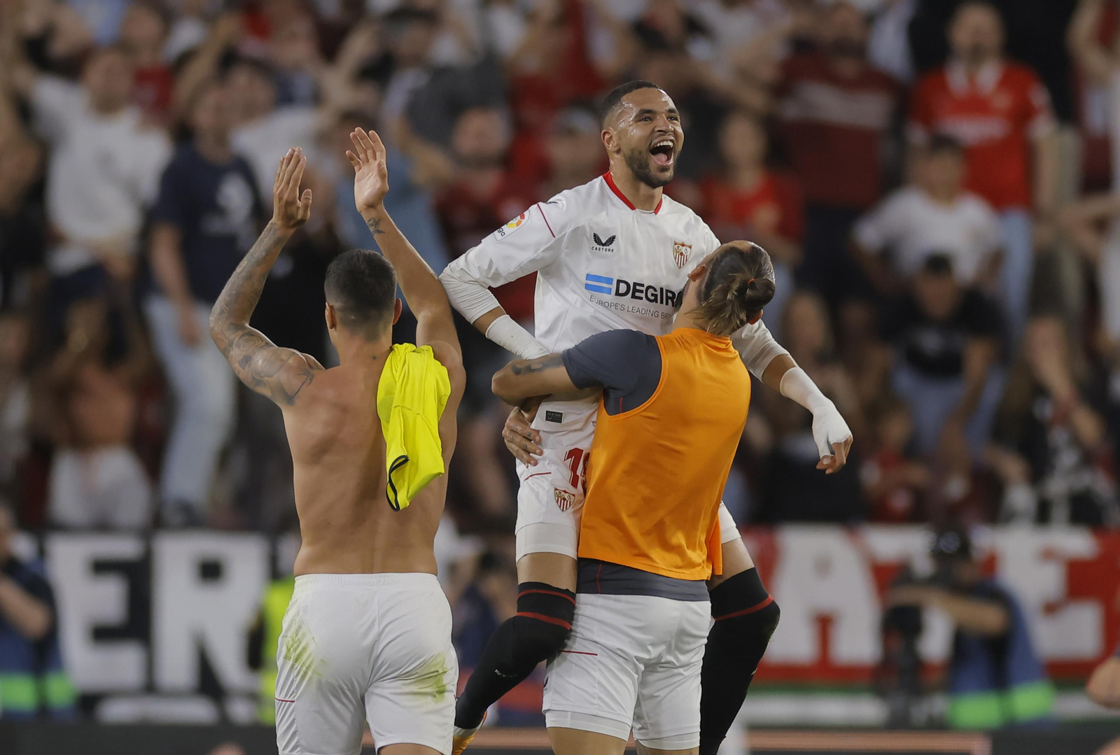Youssef En-Nesyri celebra con Gudelj la victoria ante el Villarreal.