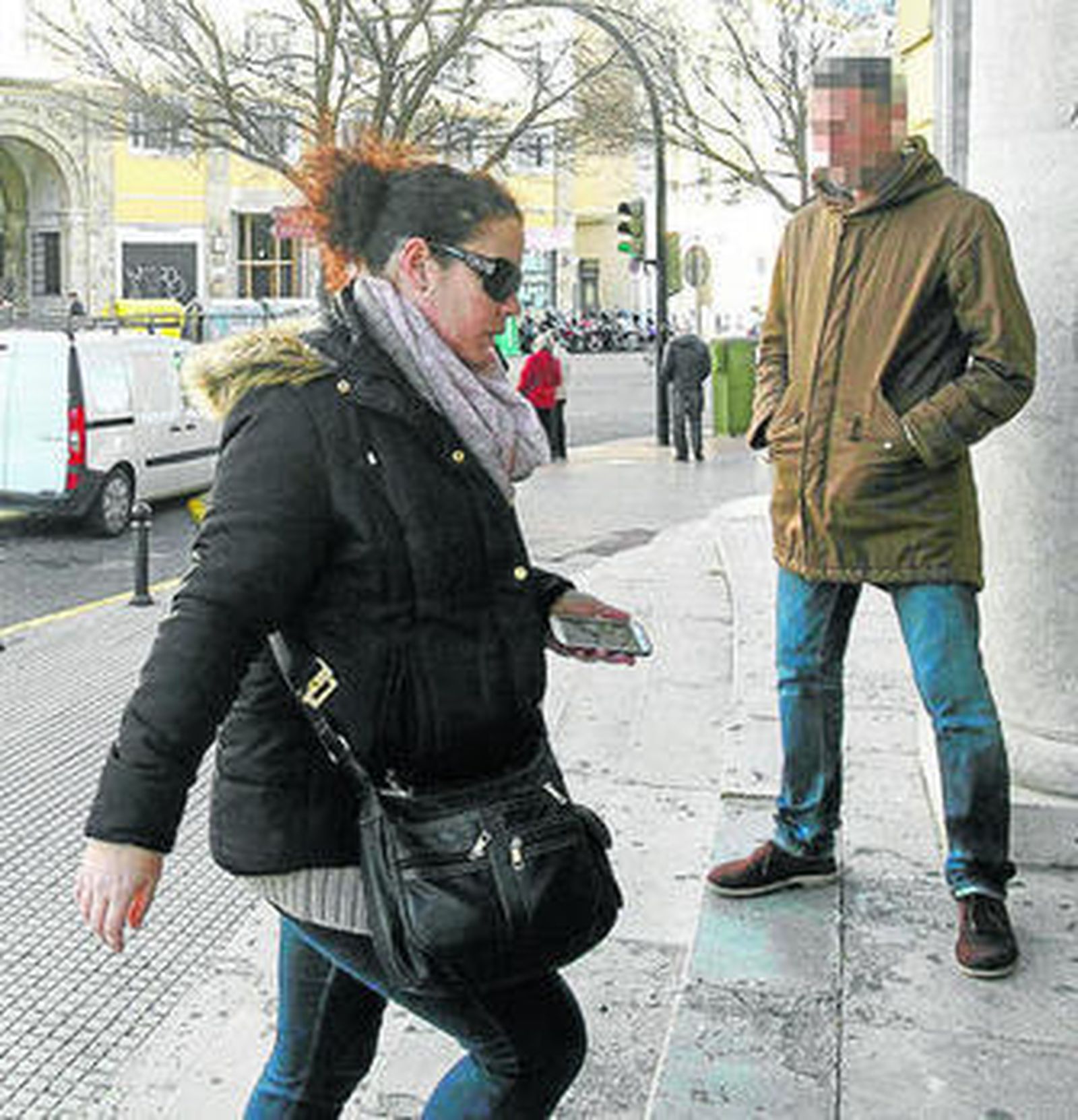 La procesada, ayer, a su entrada en la Audiencia Provincial de Cádiz.