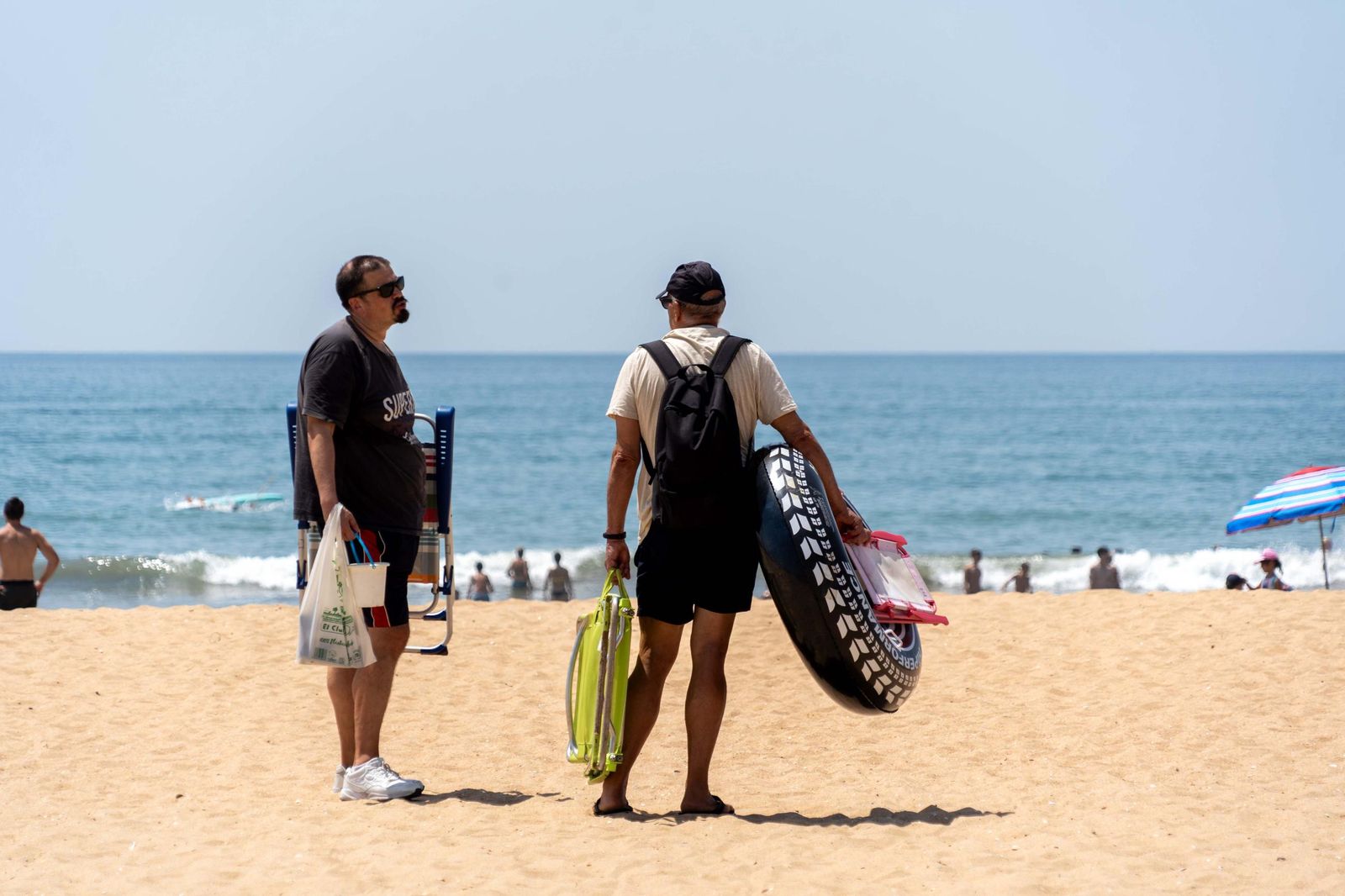 Imágenes de la mañana en las playas de Punta Umbría marcadas por la alerta roja