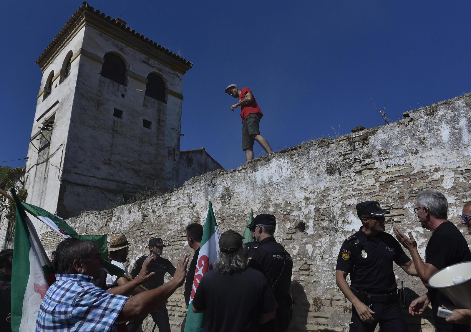 Concentración ante el cortijo Gambogaz, en Camas