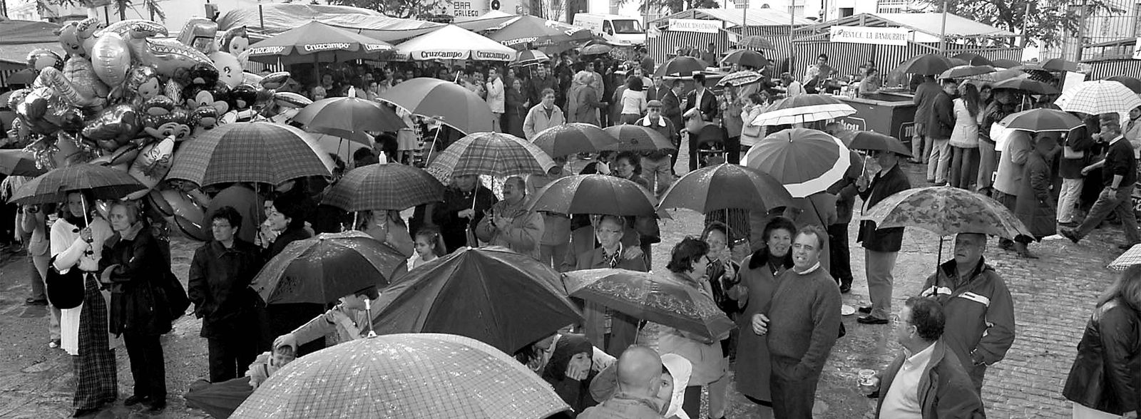 Por supuesto, la lluvia ha hecho acto de presencia en los Carnavales de San Fernando en más de una ocasión. En la fotografía, del año 2004, el público se resguarda bajo los paraguas para poder seguir disfrutando de las actuaciones en la Plaza de las Vacas