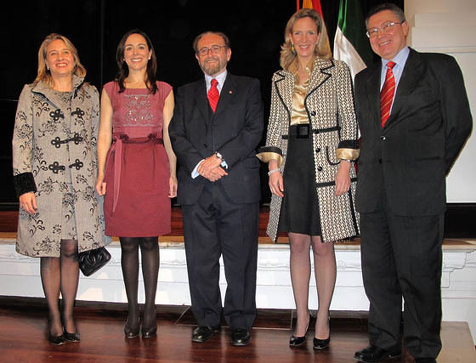 Almudena de Arteaga, marquesa de Cea; Rosa Santos, subdirectora general Institucional y Obra Social de Cajasol; Juan Carlos Ruiz-Berdejo y Sigurtà, cónsul de Italia en Sevilla; Catalina de Habsburgo, archiduquesa de Austria, y Óscar Cabello Sarubbi, embajador de Paraguay en España, ponentes en el acto del aniversario italiano  Foto: Victoria Ramirez