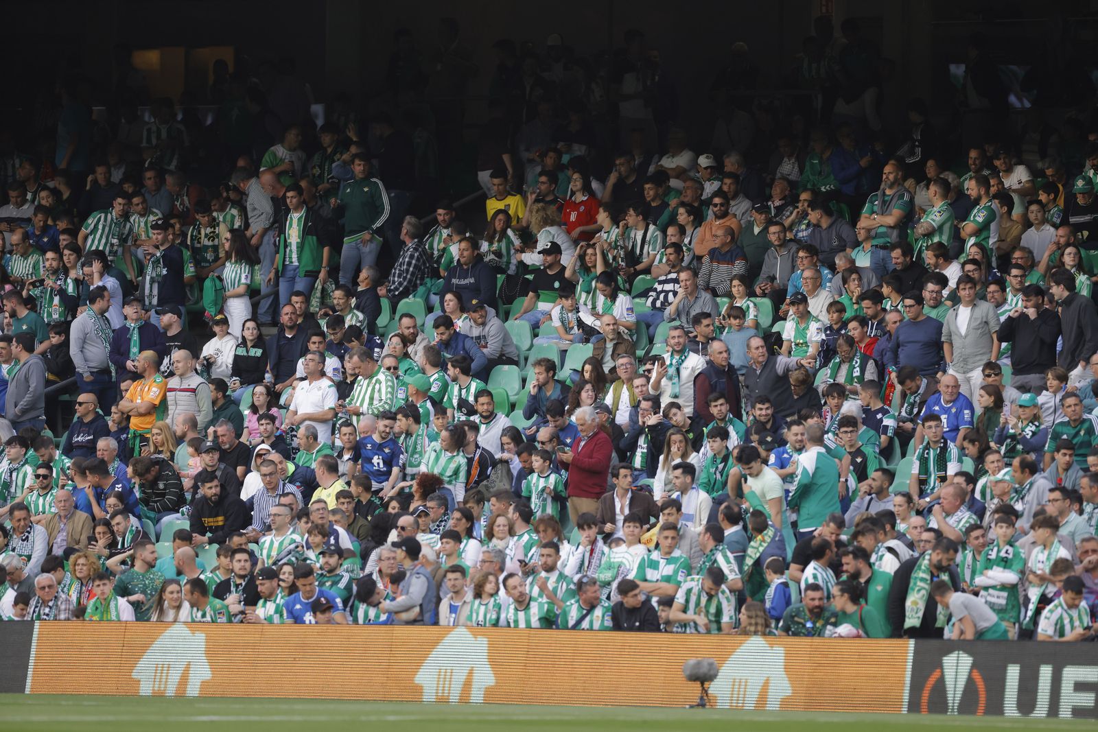 Búscate en las fotos del Betis-Manchester