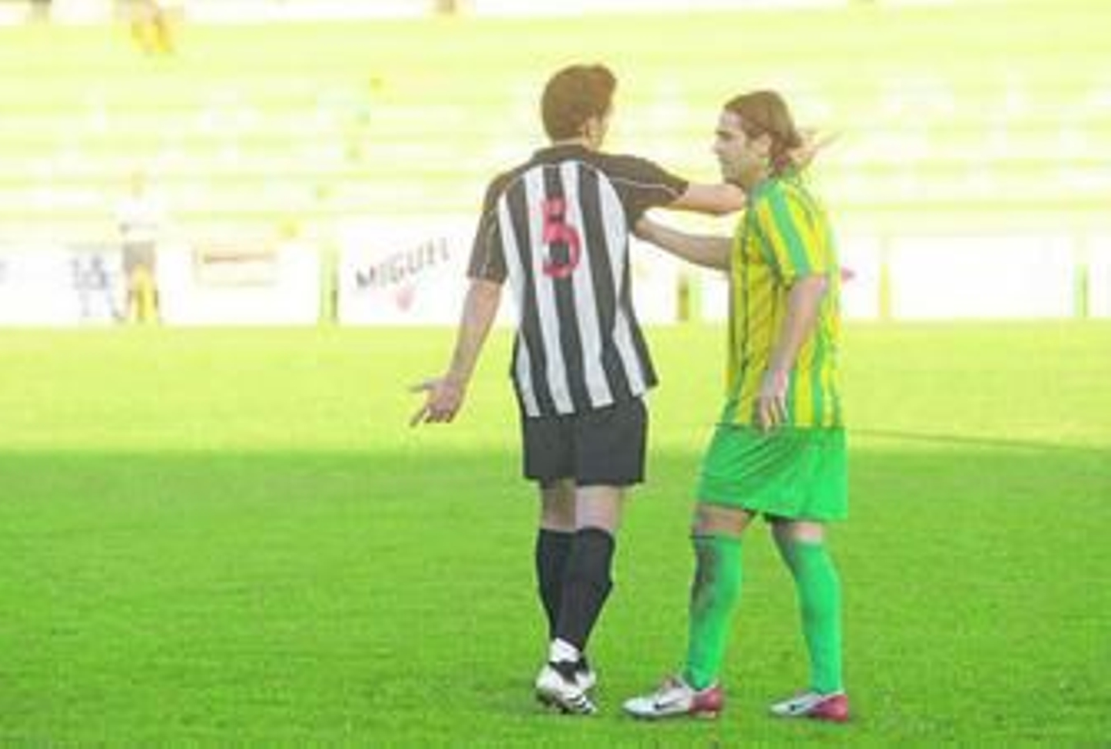 Diego Romero se cruza con un jugador del Mairena en el partido de ida en el San Rafael.