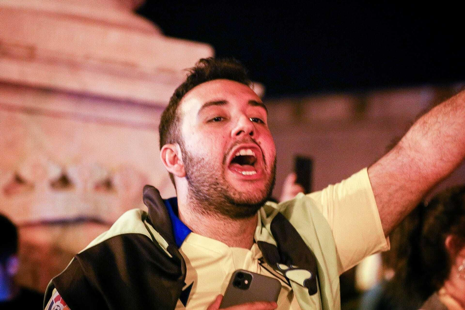 Aficionados del Cádiz celebran la permanencia en Puertas de Tierra.