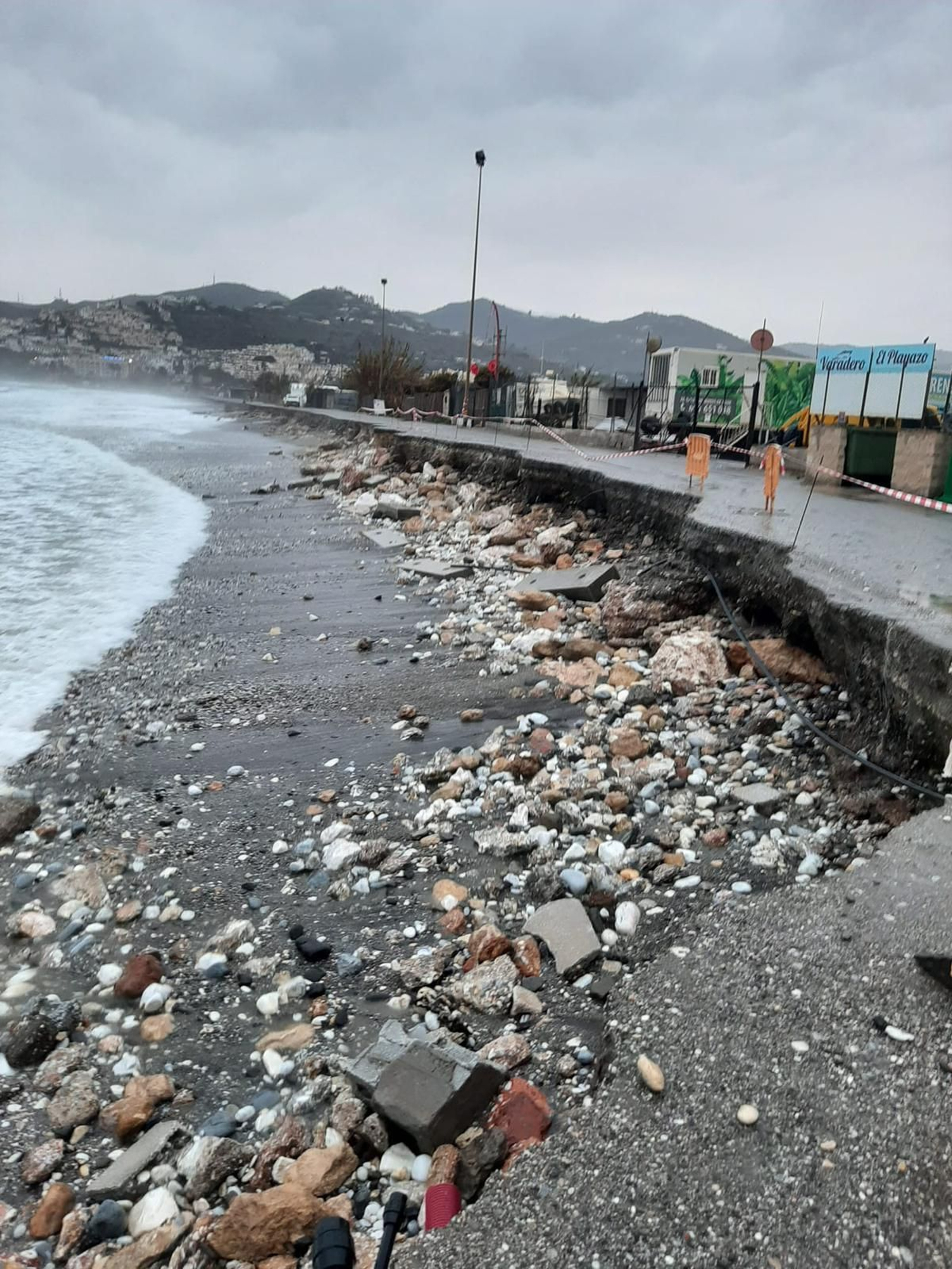 Los destrozos del temporal en las playas de la Axarquía, en fotos