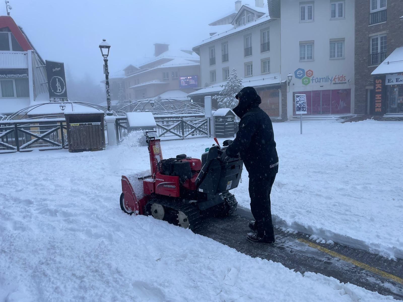 Un operario realiza trabajos en la estación este miércoles.