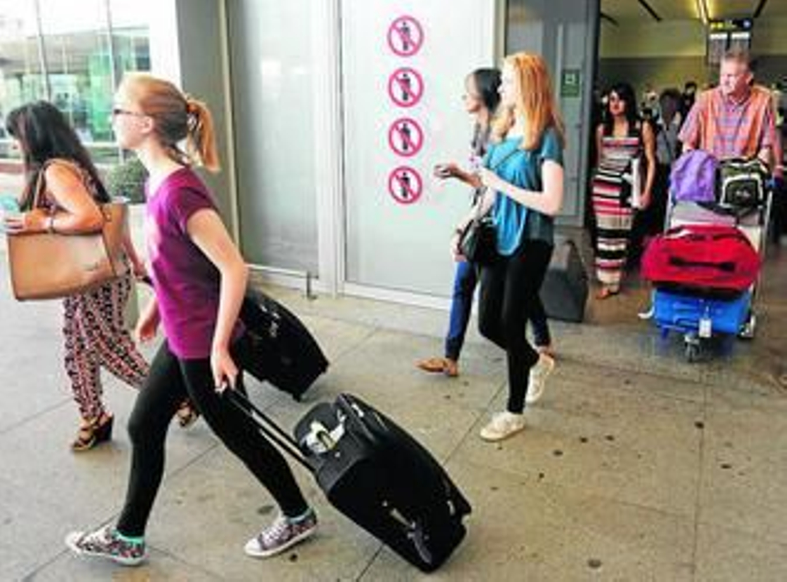 Llegada de turistas al aeropuerto de Málaga.