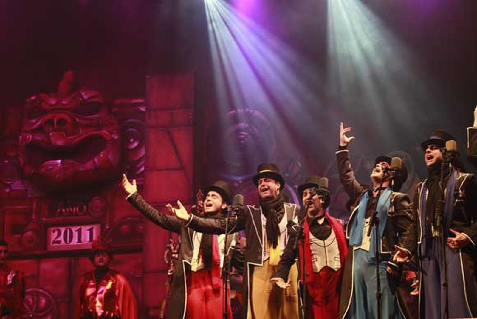 Un momento de la actuación de la comparsa 'Juana la Loca'./Fotos:Lourdes de Vicente

Foto: Lourdes de Vicente