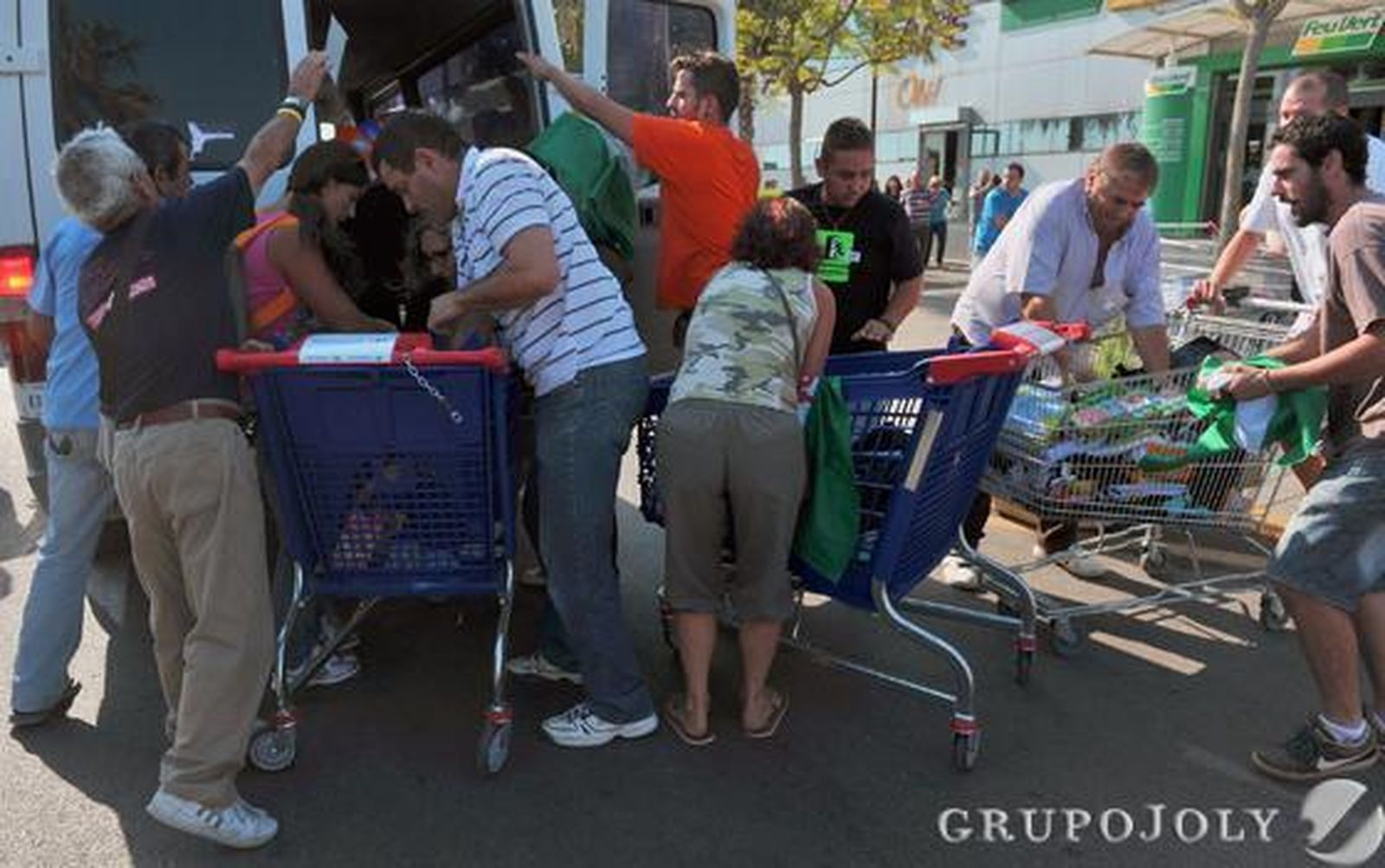 Los militantes del SAT introducen el material escolar en una furgoneta