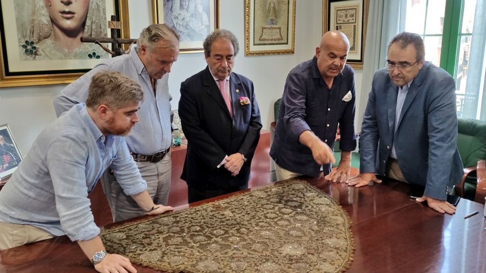 Miembros de la Junta y la comisión de patrimonio evalúan la obra