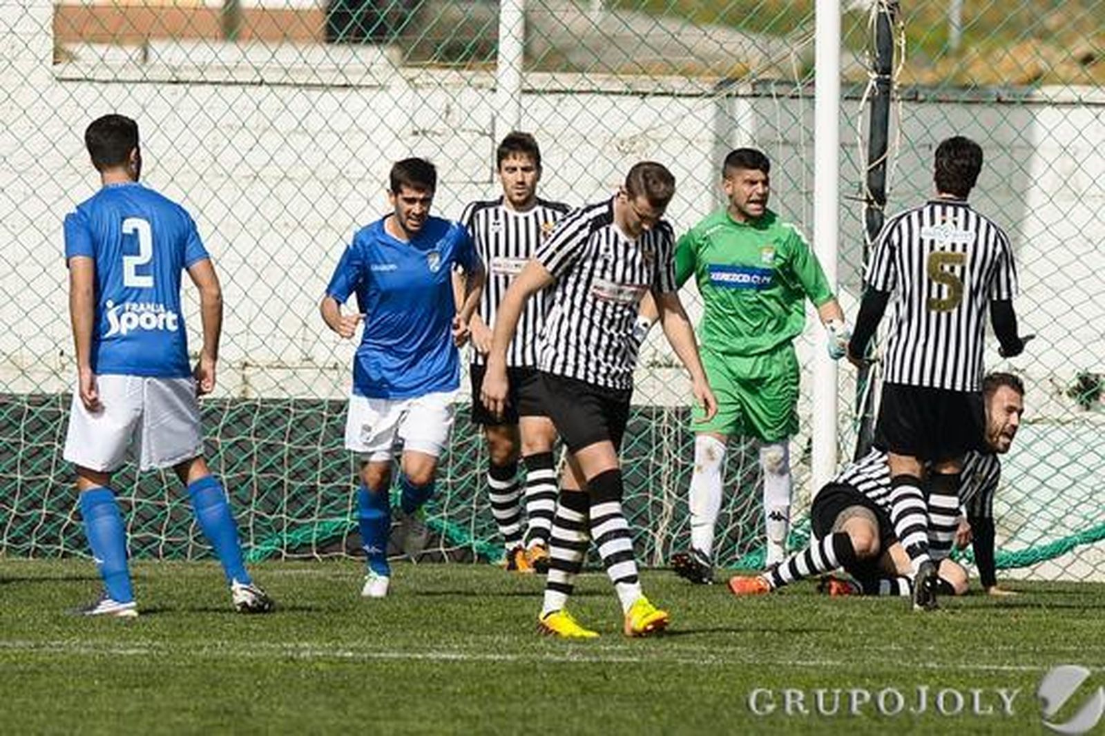 El XCD, que tampoco paga al árbitro, cae ante el Mairena (2-1) con un gol dudoso en el minuto 89.

Foto: LOF