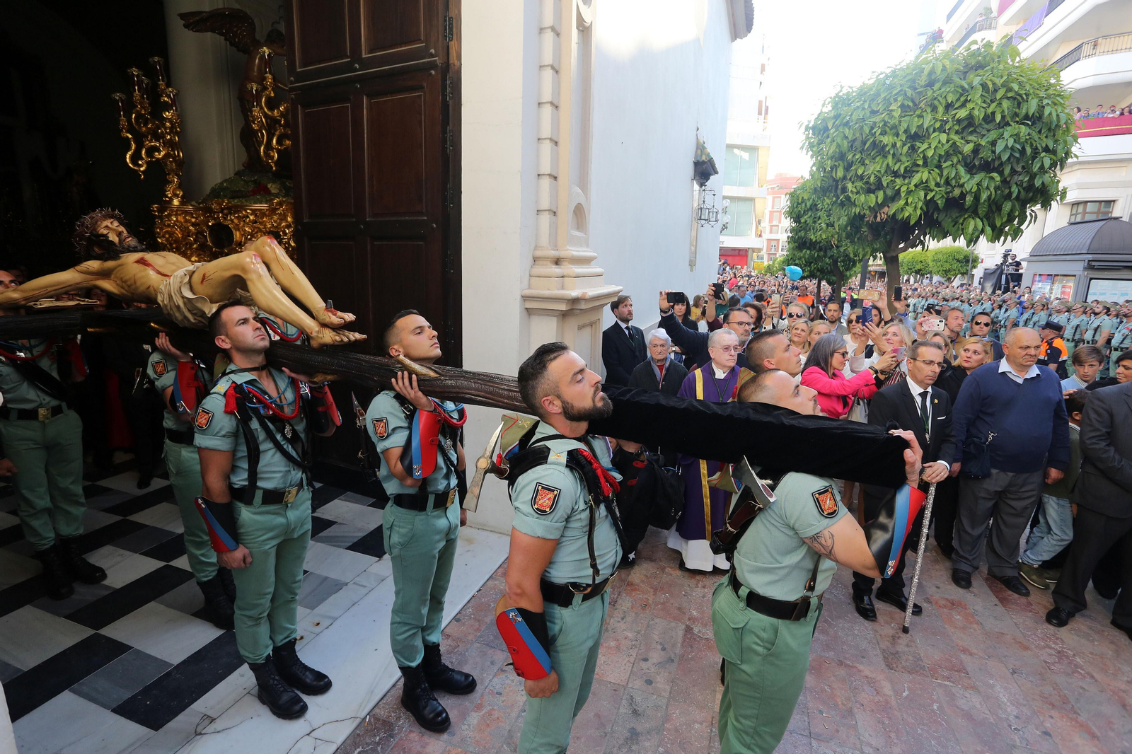 Procesión del Cristo de la Vera Cruz, escoltado por la Legión en las calles de Huelva
