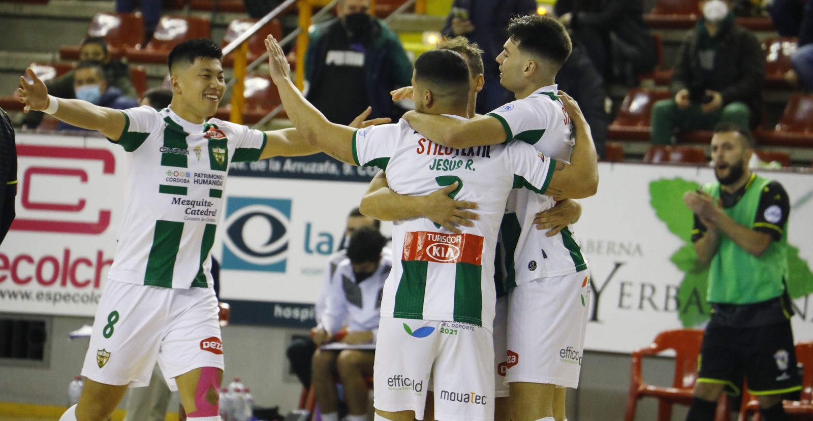 Los jugadores del Córdoba Futsal se abrazan tras uno de sus goles a O Parrulo.