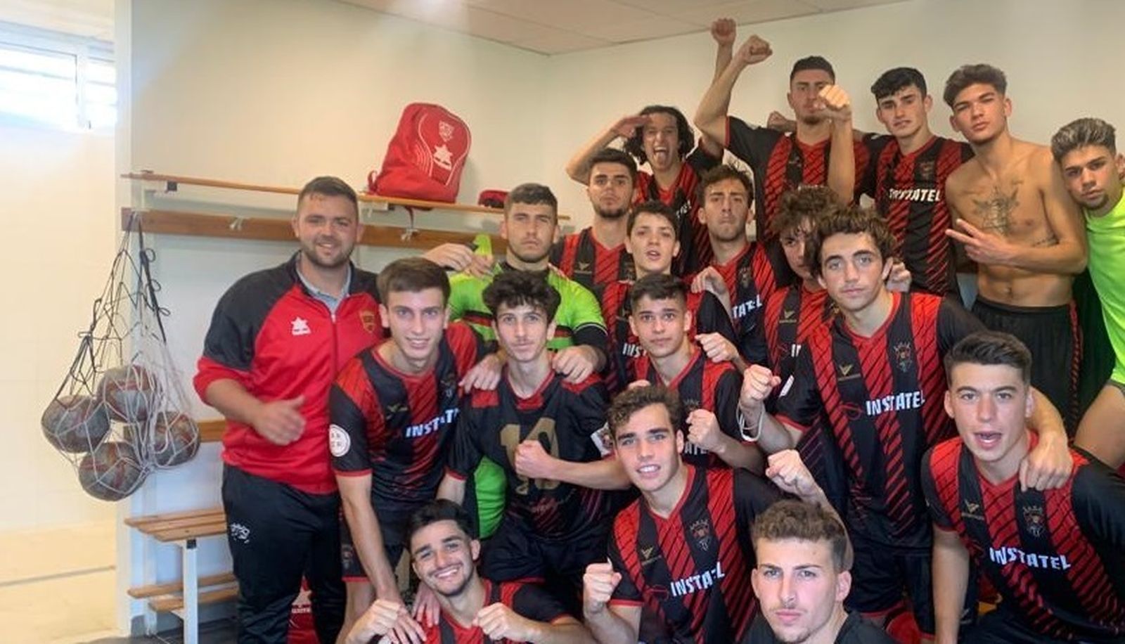Los jugadores del Séneca celebran su triunfo en Cádiz.