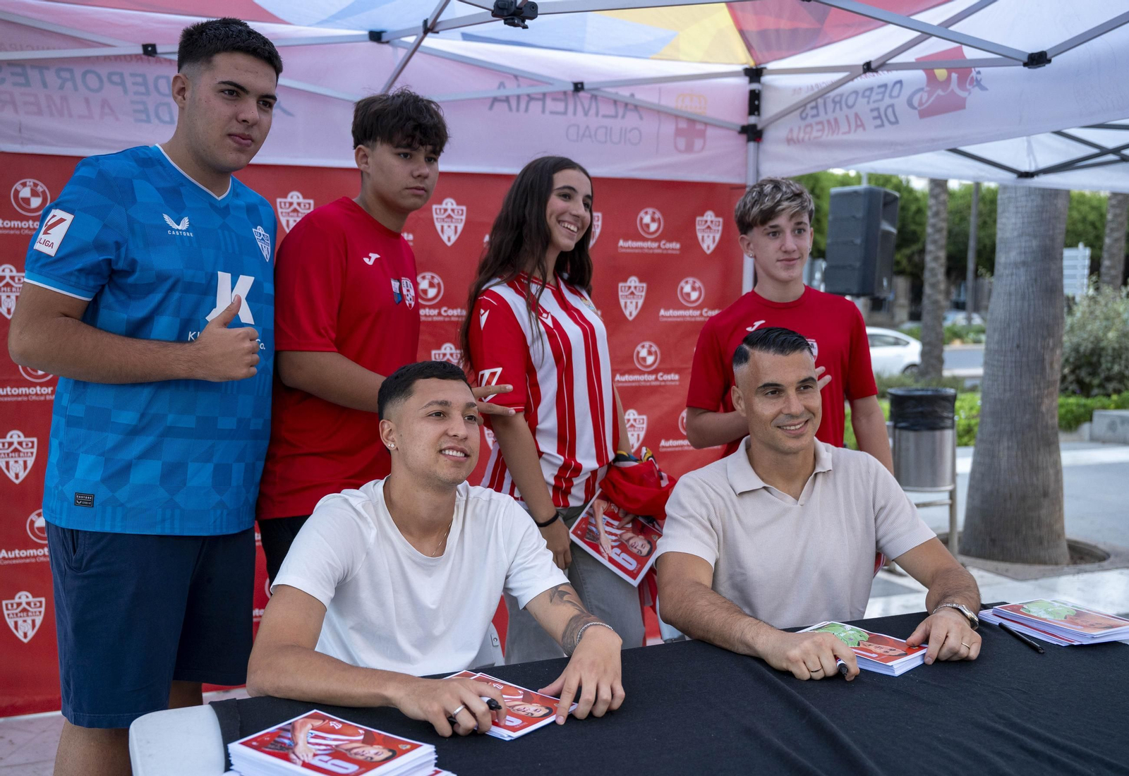 Los jugadores de la UDA Thalys y Andrés firman autógrafos