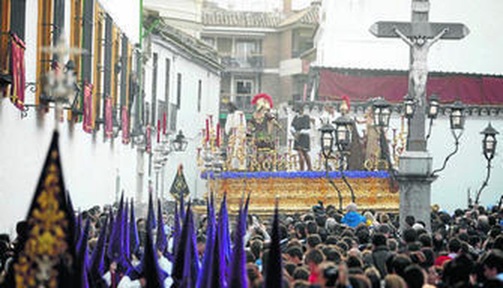 El paso de Nuestro Padre Jesús de la Sangre en el desprecio del pueblo, en la plaza de Capuchinos.