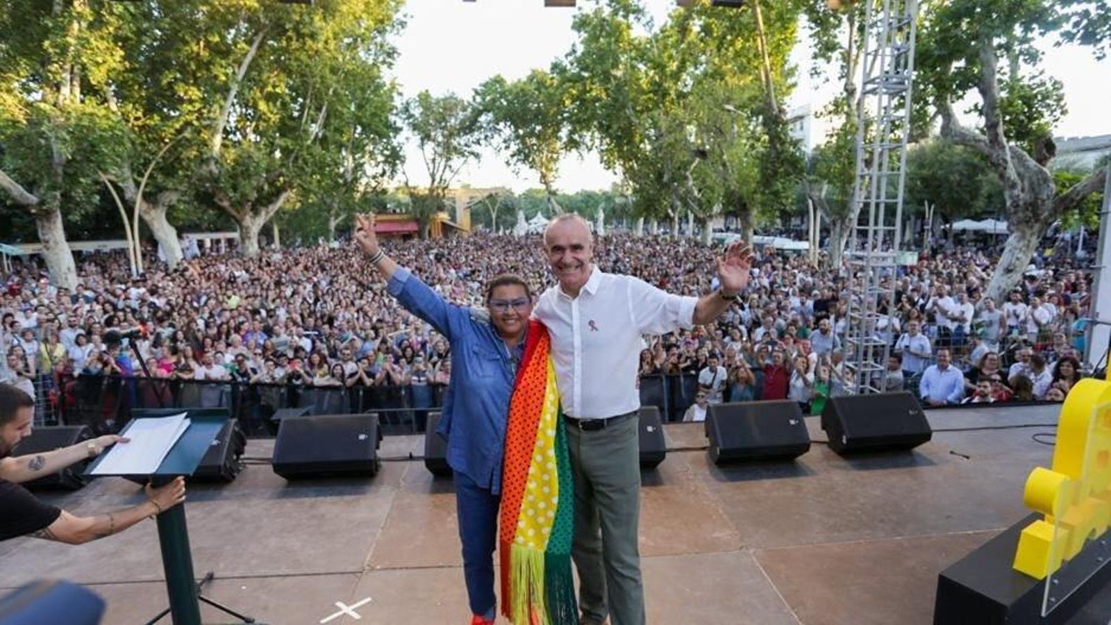 María del Monte y el alcalde sevillano Antonio Muñoz, anoche, foto compartida por el propio  munícipe en las redes