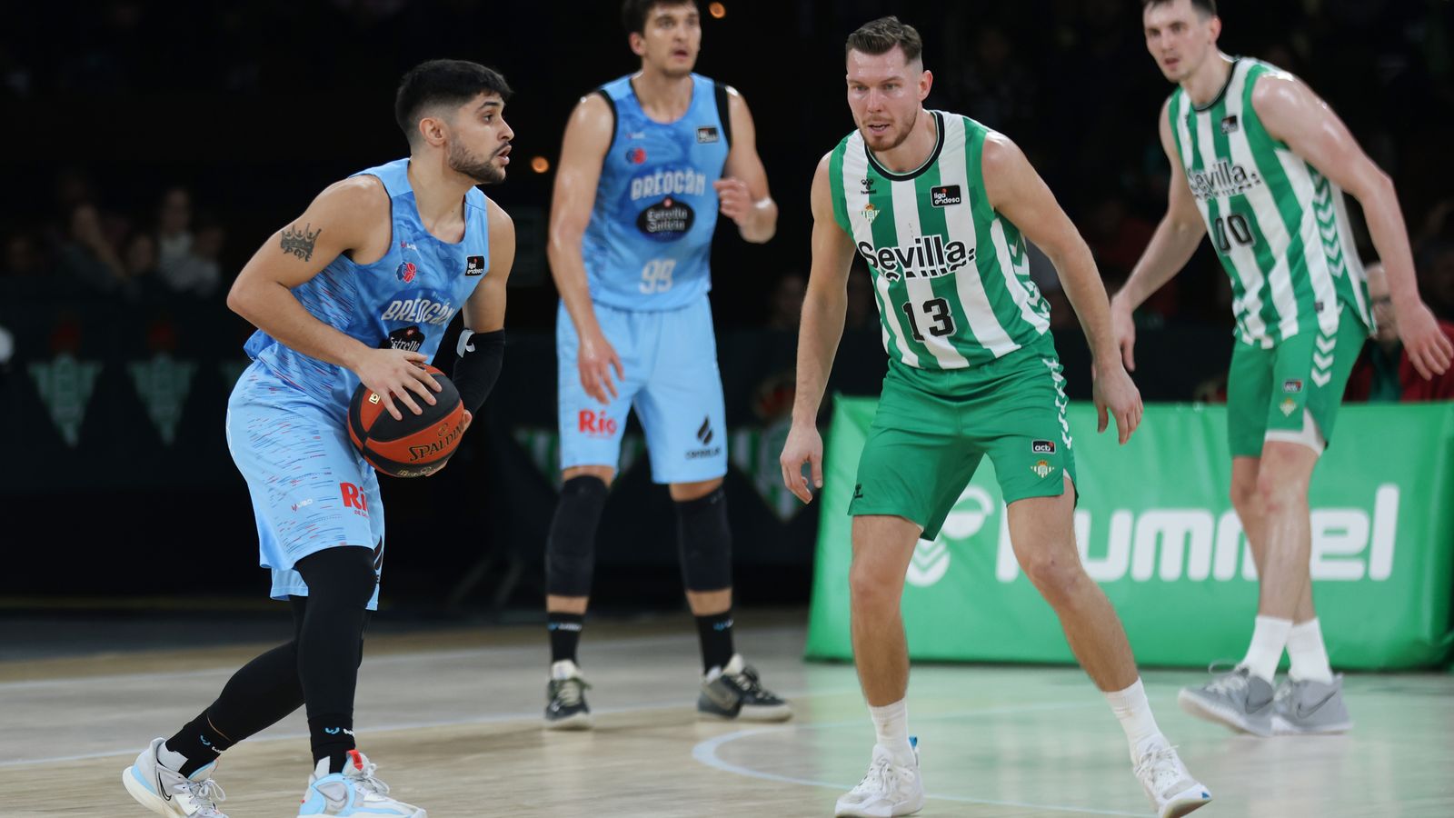 Bertans defiende a Sergi Quintela.