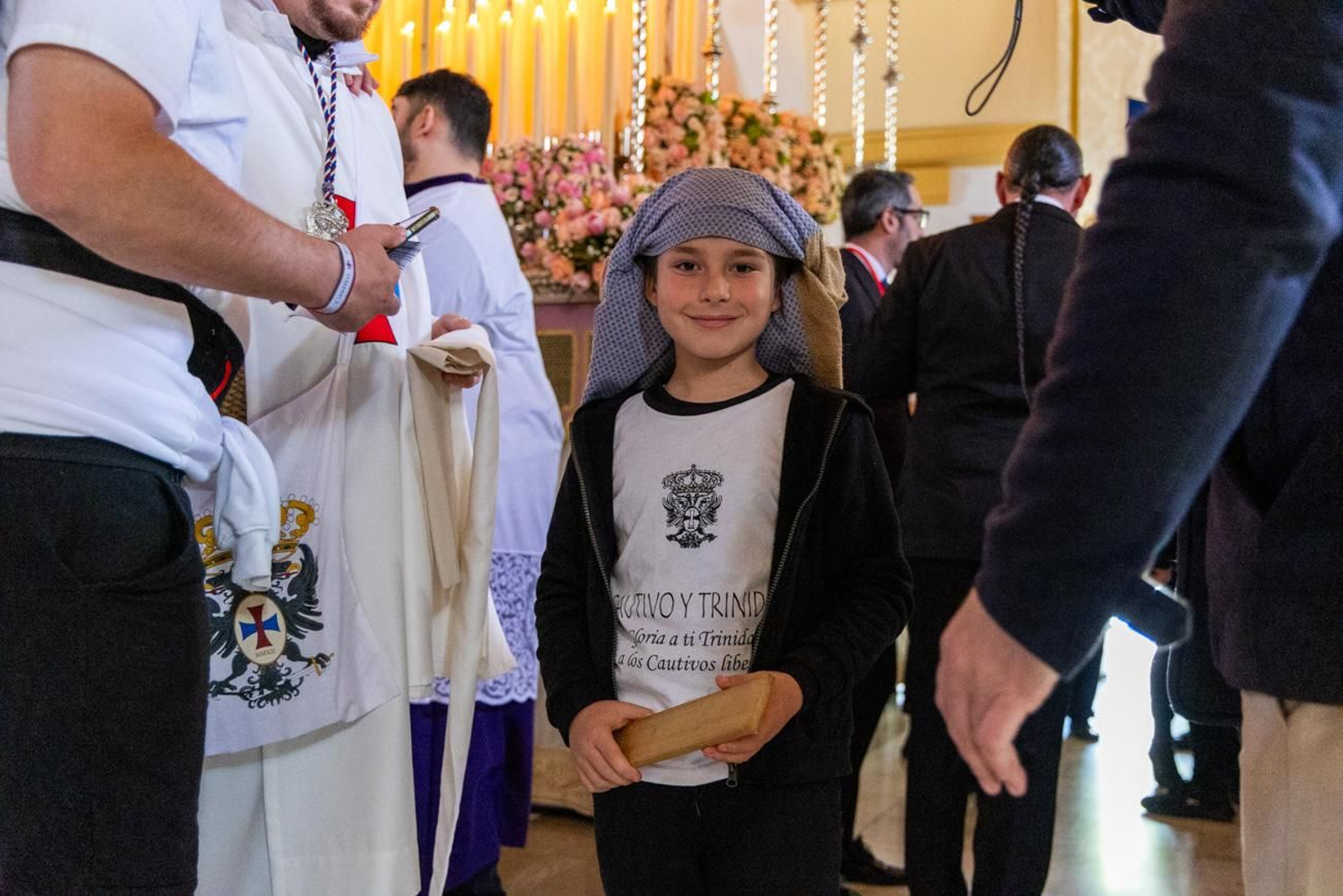 El Miércoles Santo inicia la tarde con los nazarenos trinitarios del barrio de Santa Isabel