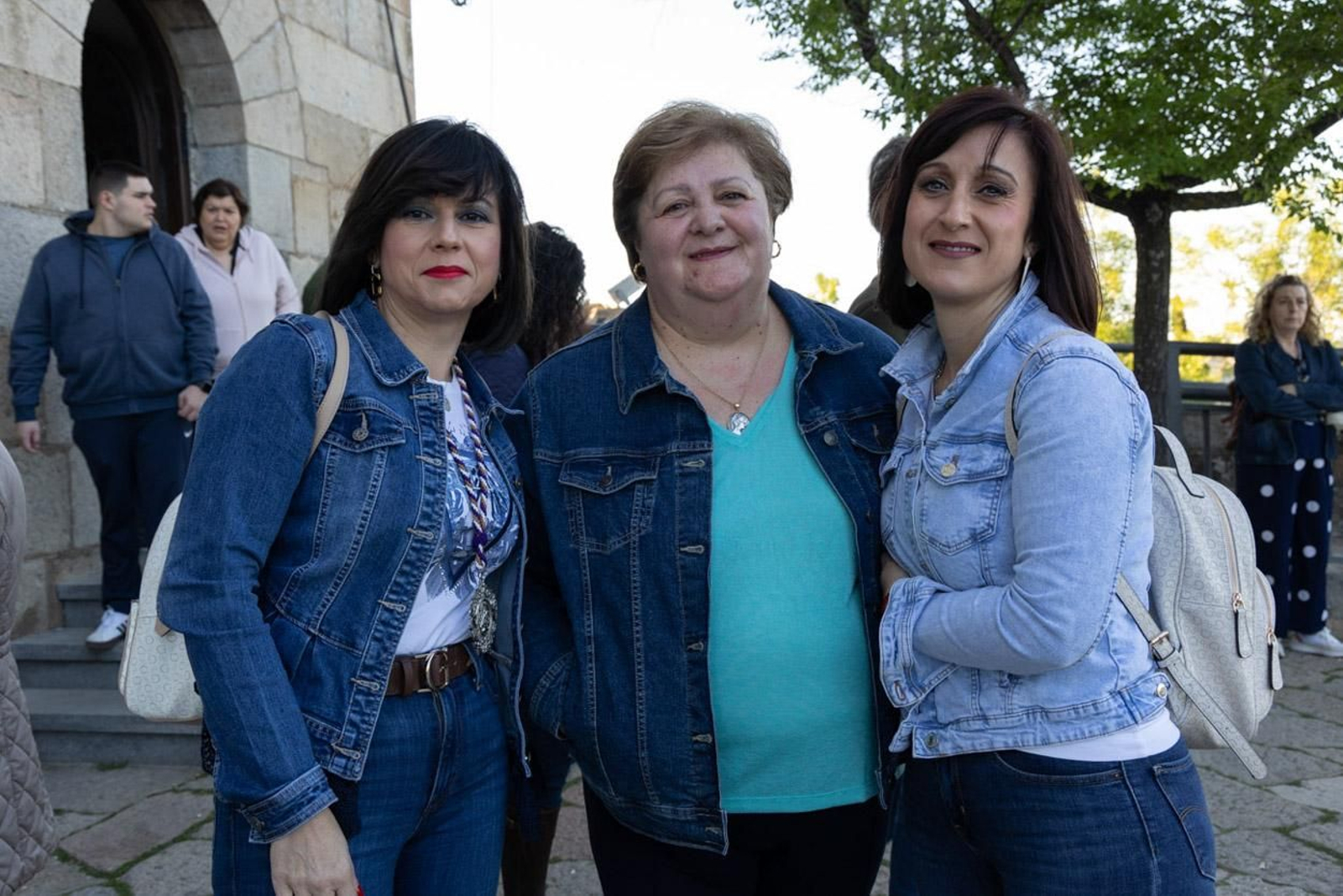 Miles de romeros acuden al encuentro de la Virgen de la Cabeza en su romería
