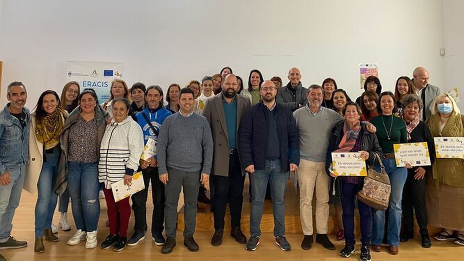 Las personas participantes en el programa de inserción socio-laboral, junto al delegado territorial y al alcalde.