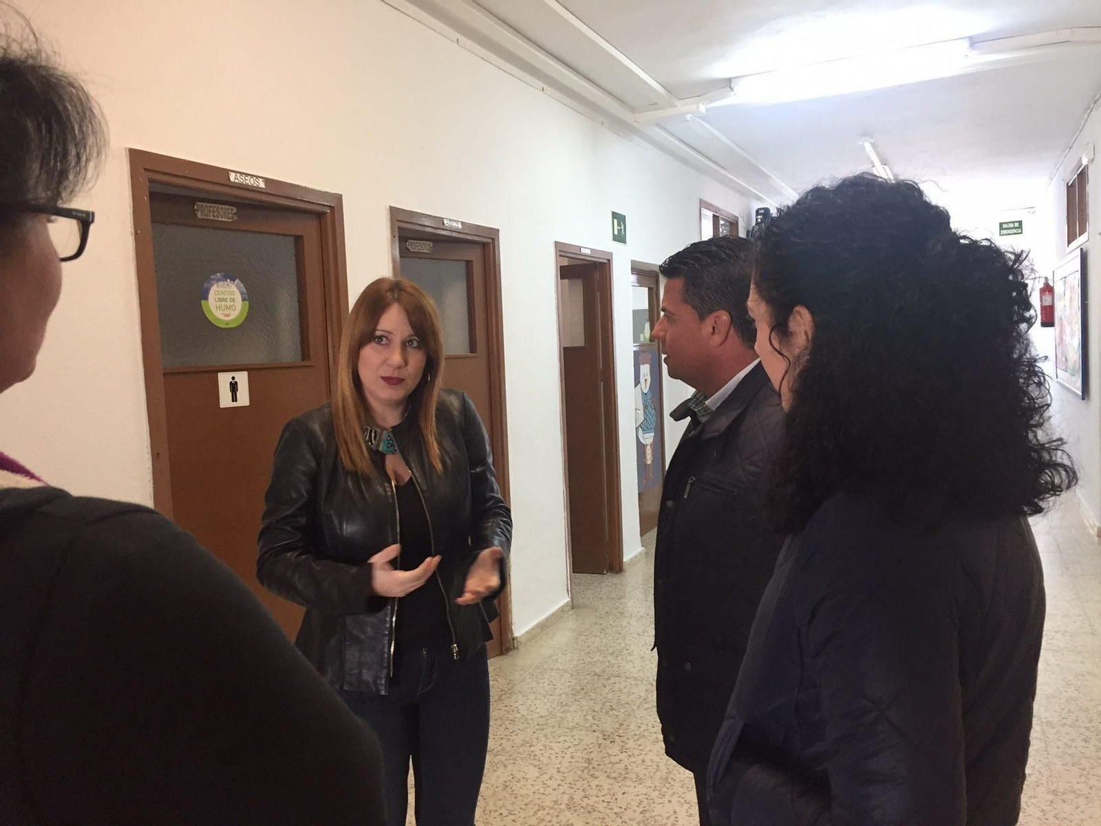La diputada y edil jerezana Isabel Armario visitó algunos de los colegios pedáneos en febrero.