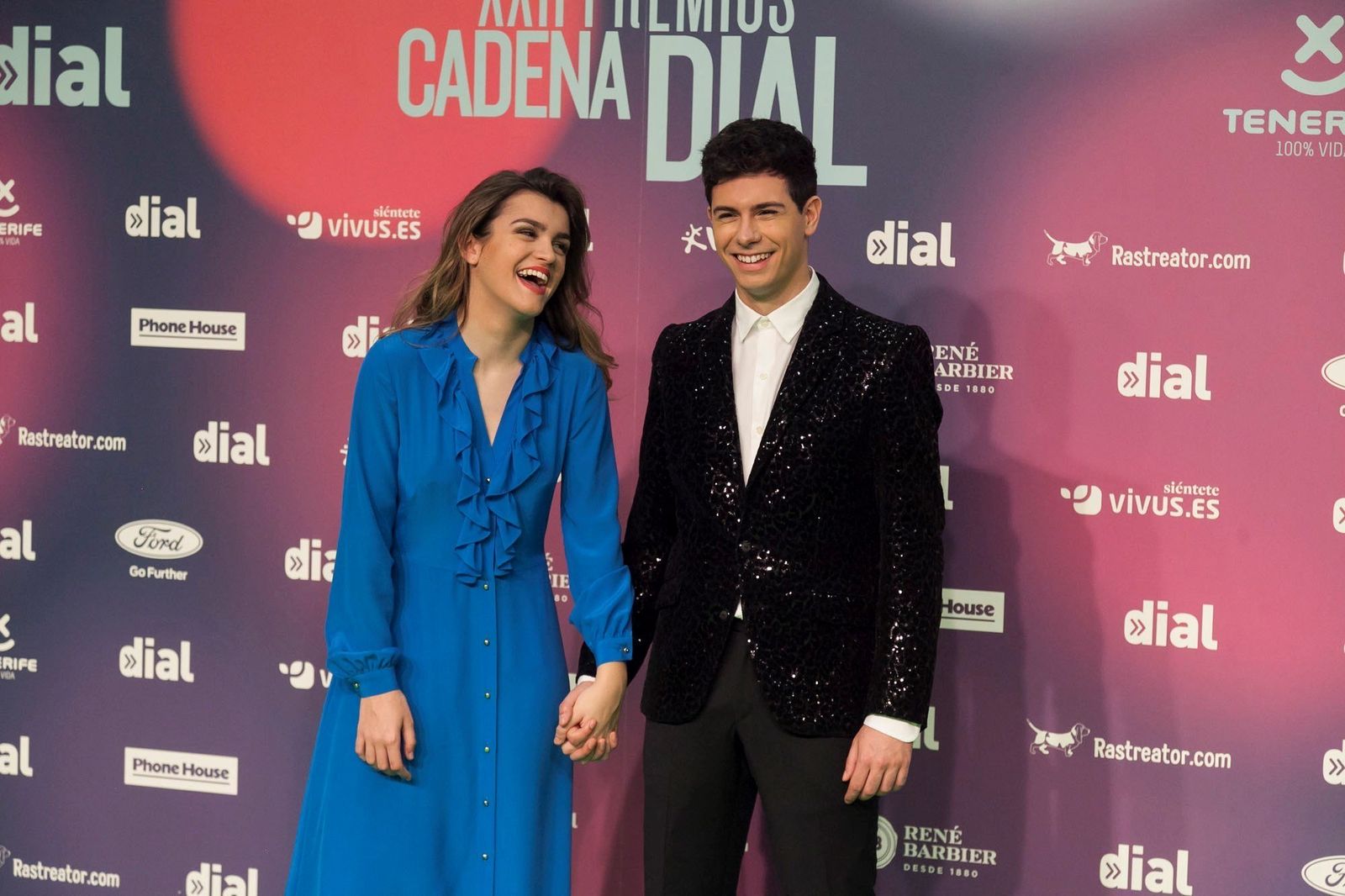 Amaia, con un diseño azul, de la mano de su inseparable Alfred.