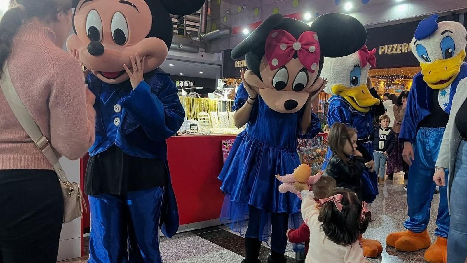 Pasacalles de Disney en el centro comercial Bahía Plaza para celebrar la Navidad.