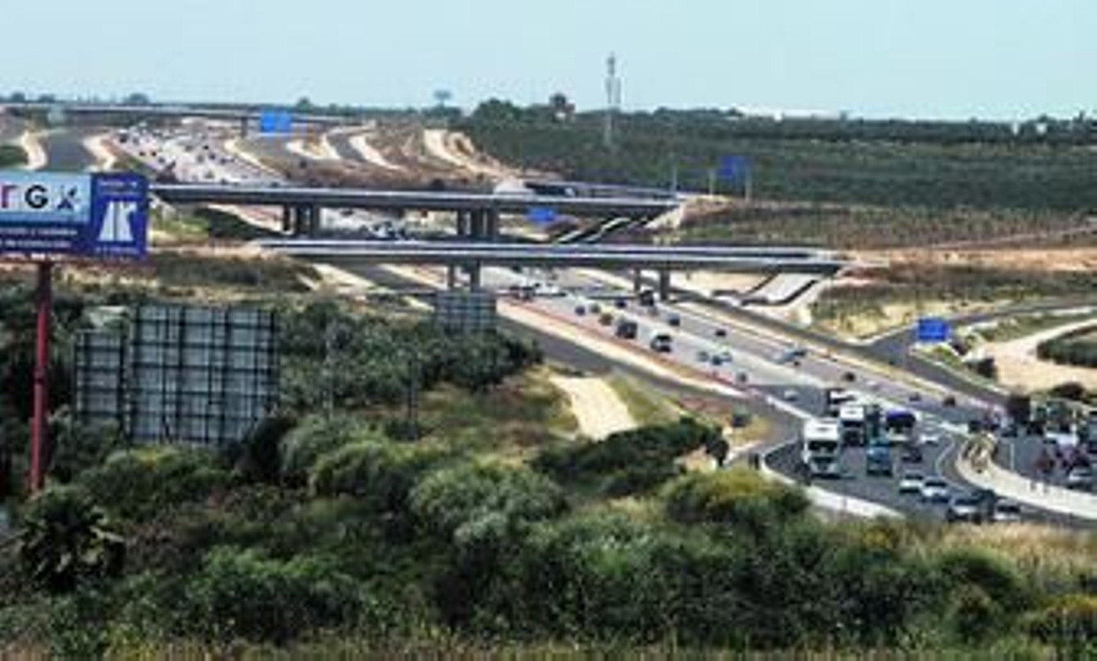 La A-49, con tres carriles por sentido y con el nudo de la SE-40 muy avanzado.