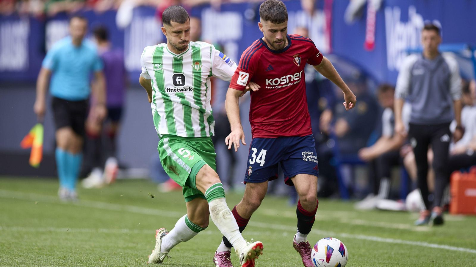 Guido Rodríguez presiona a Iker Muñoz.