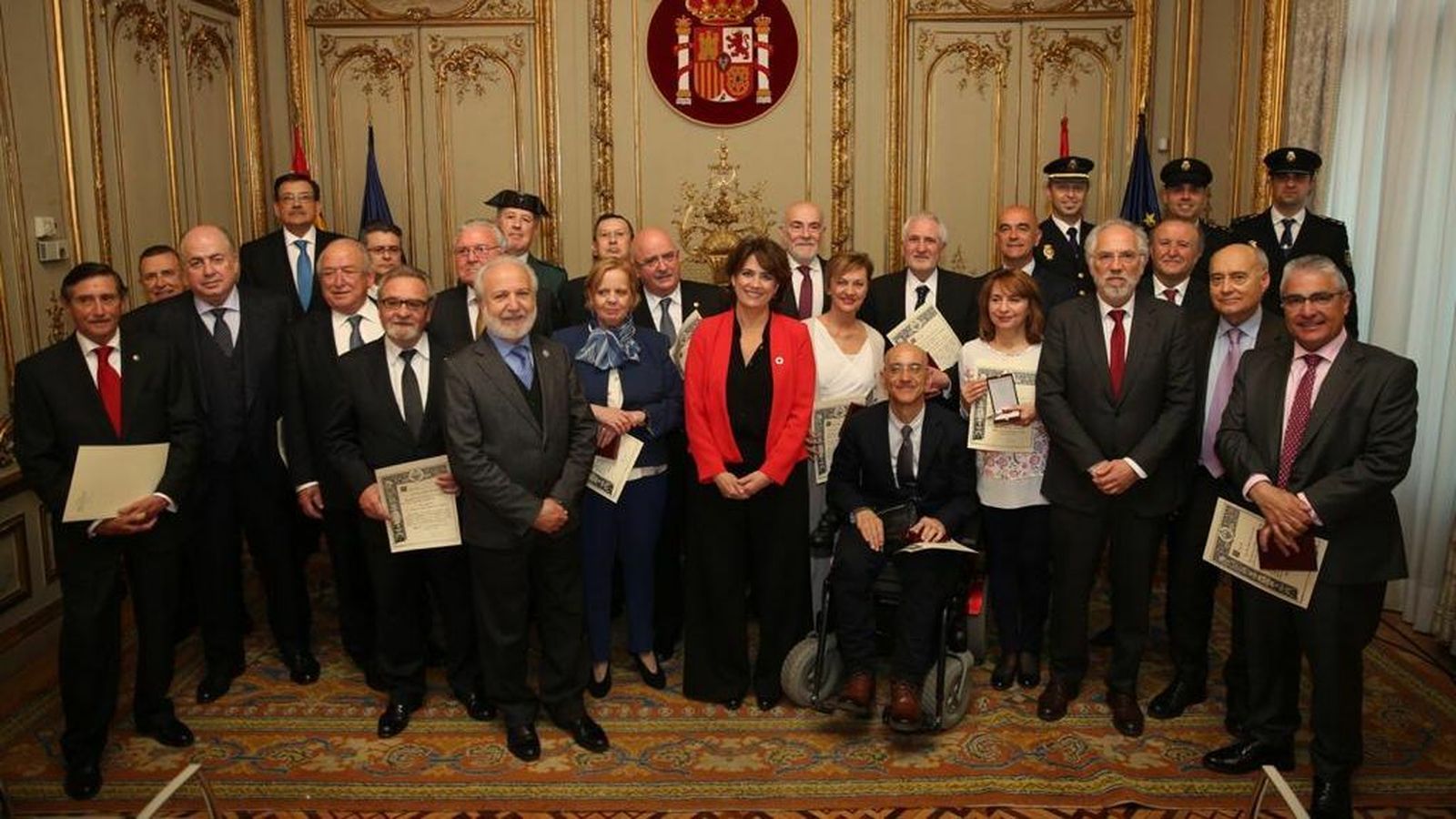 La ministra, Dolores Delgado, posa con los galardonados.