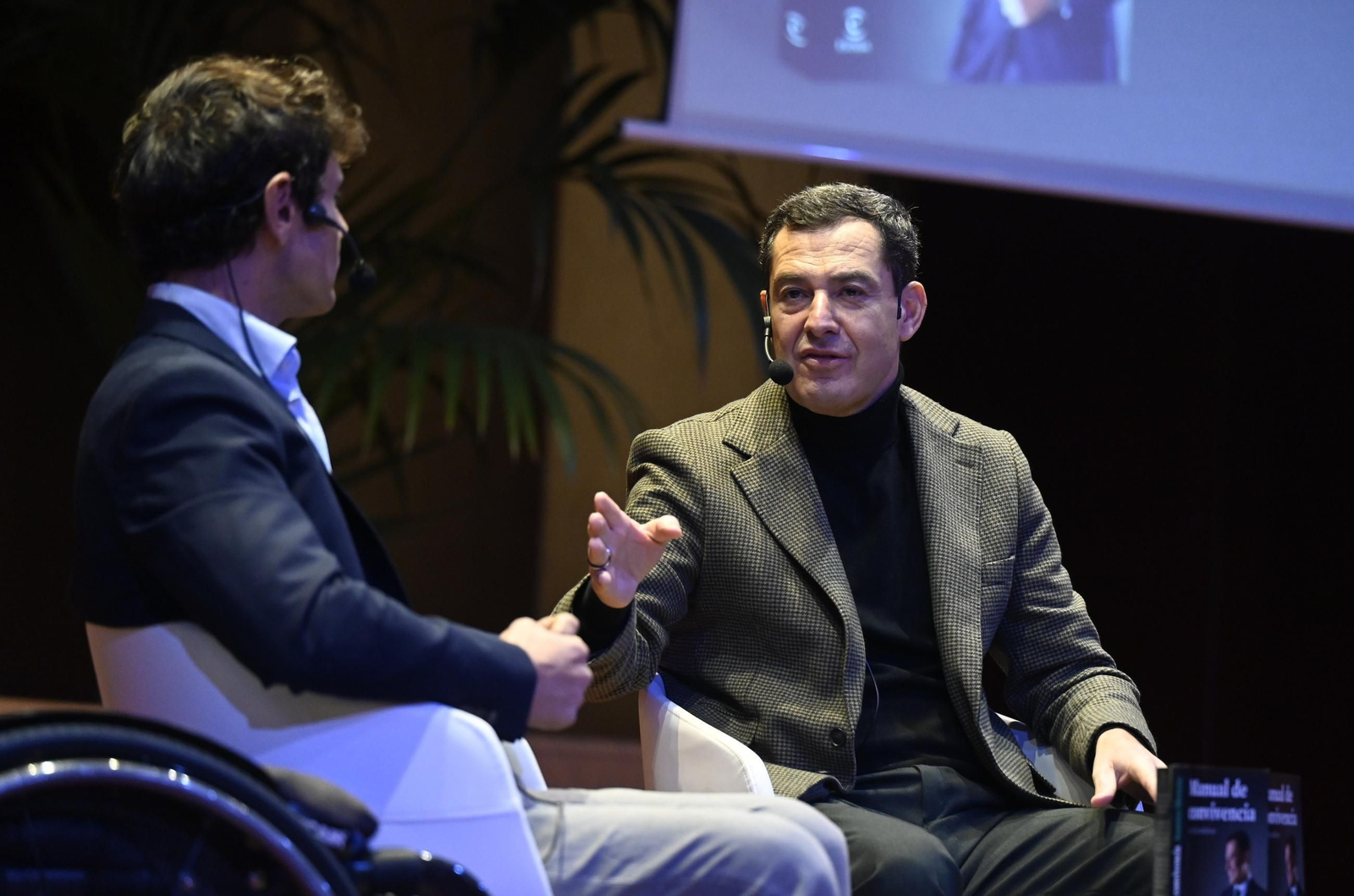 Juanma Moreno presenta en Córdoba su libro 'Manual de convivencia', en imágenes
